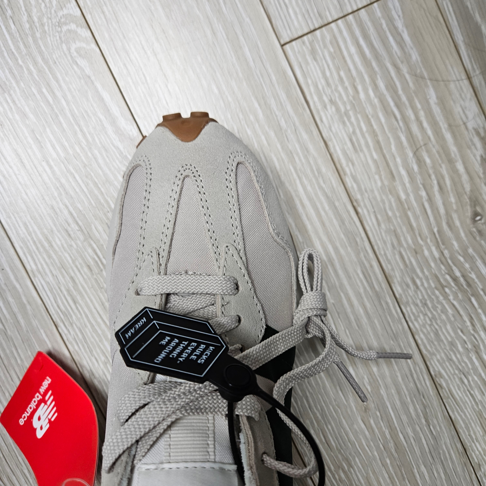 New Balance 327 Timberwolf 착용 스타일 - 2