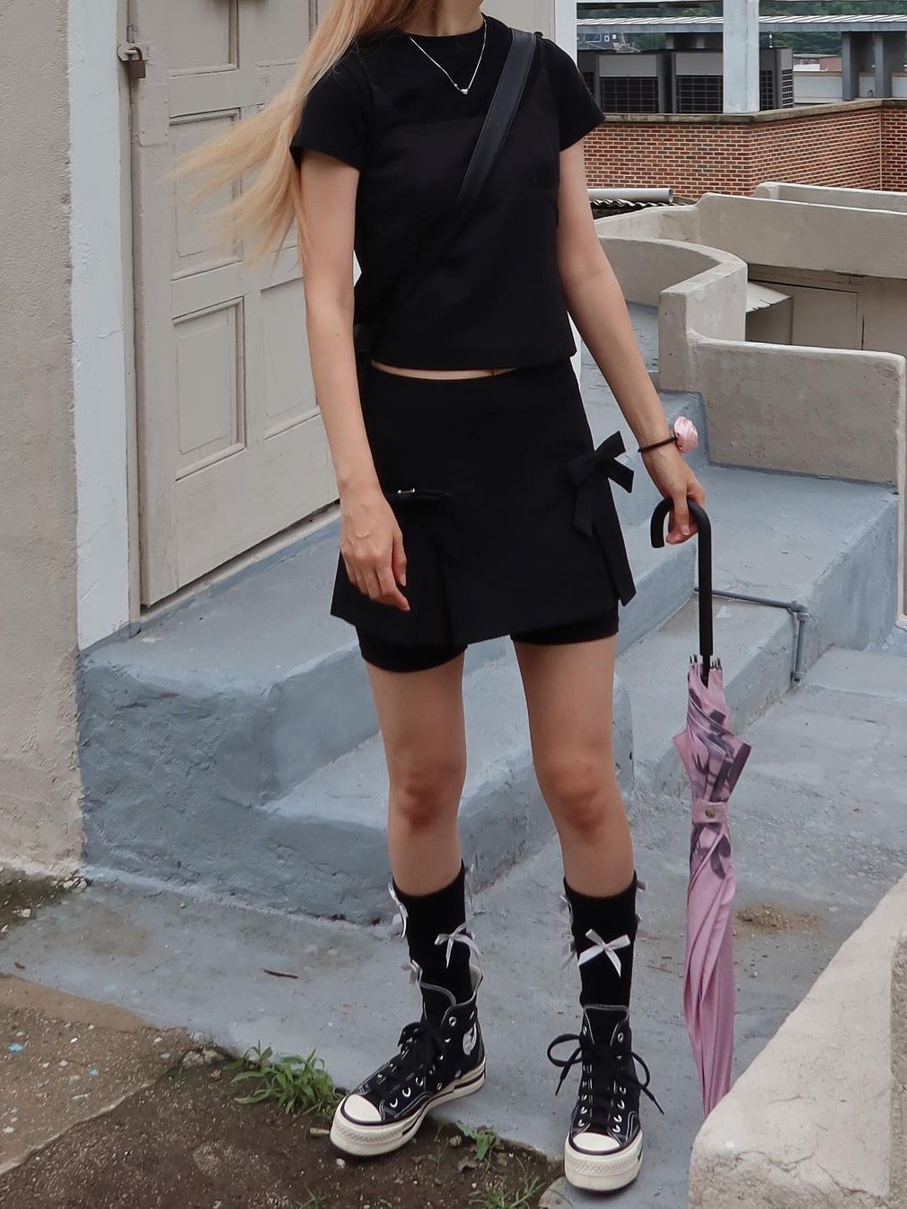 Bloomingtale x Oddoneout Vintage rose Umbrella 착용 스타일