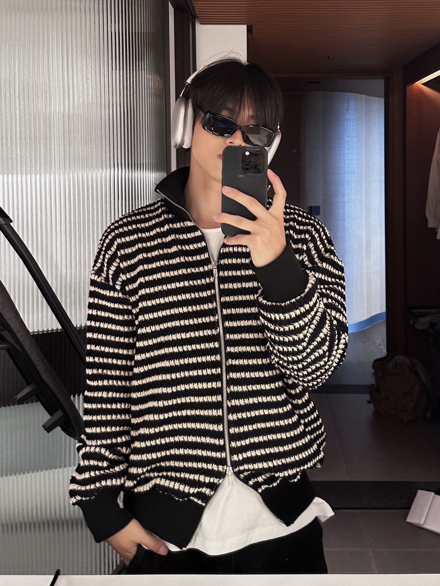 Apple AirPods Max Lightning Silver (Korean Ver.), Gentle Monster x Maison Margiela MM004 Black Black 착용 스타일 - 1
