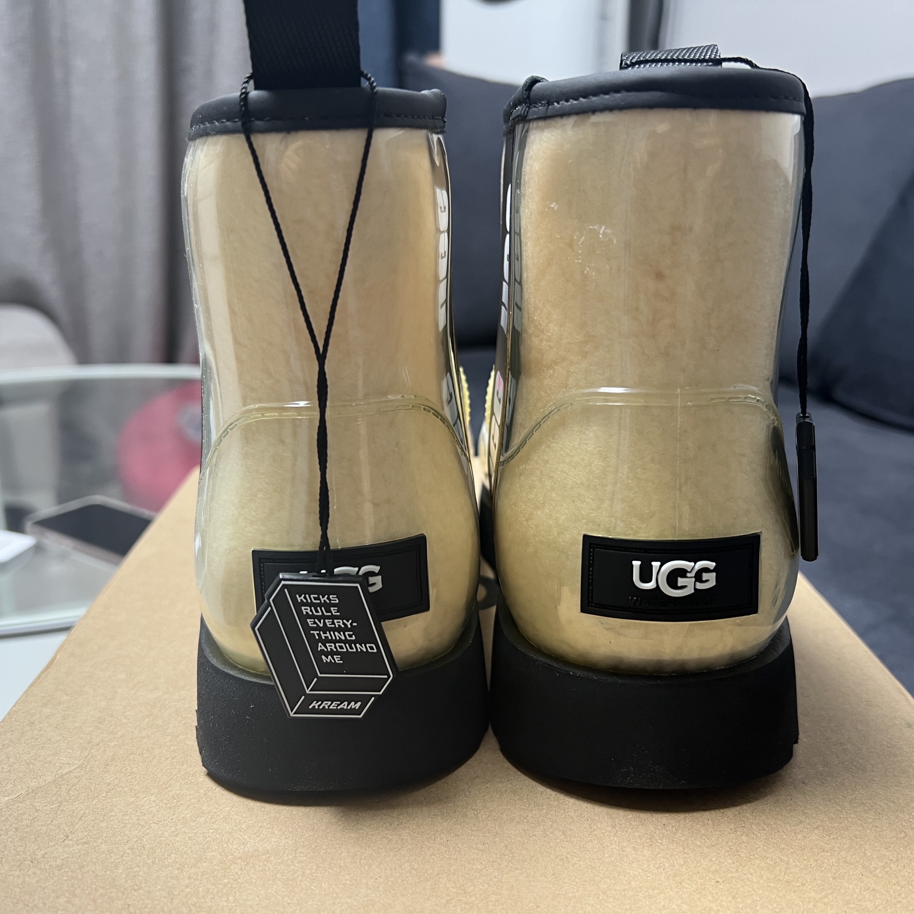 (W) UGG Classic Clear Mini Boots Natural Black 착용 스타일 - 1