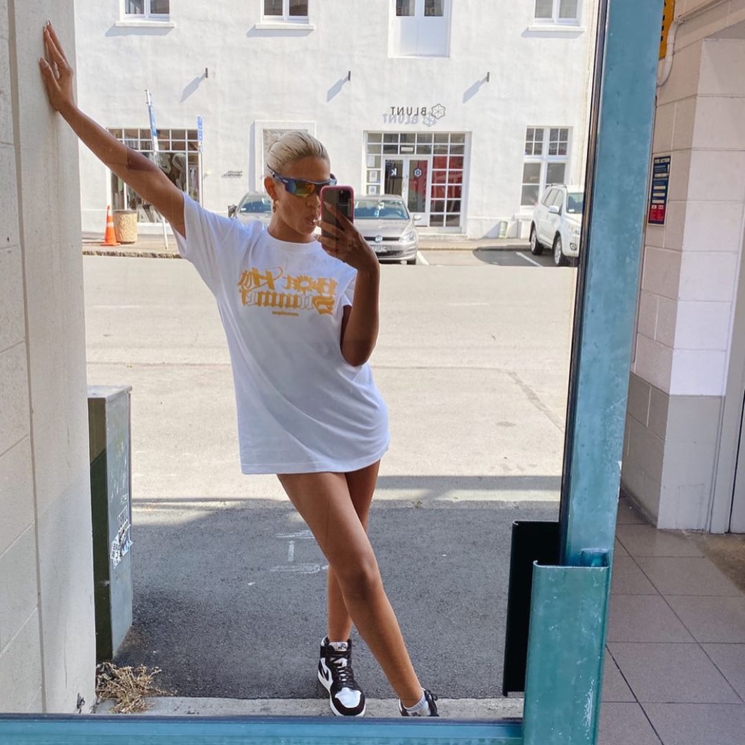 (W) Diesel M-Onerva-Top Cut-Out Knit Top with Logo Plaque Black Black, Converse x Off-White Chuck 70 High V2 2021 착용 스타일 - 4