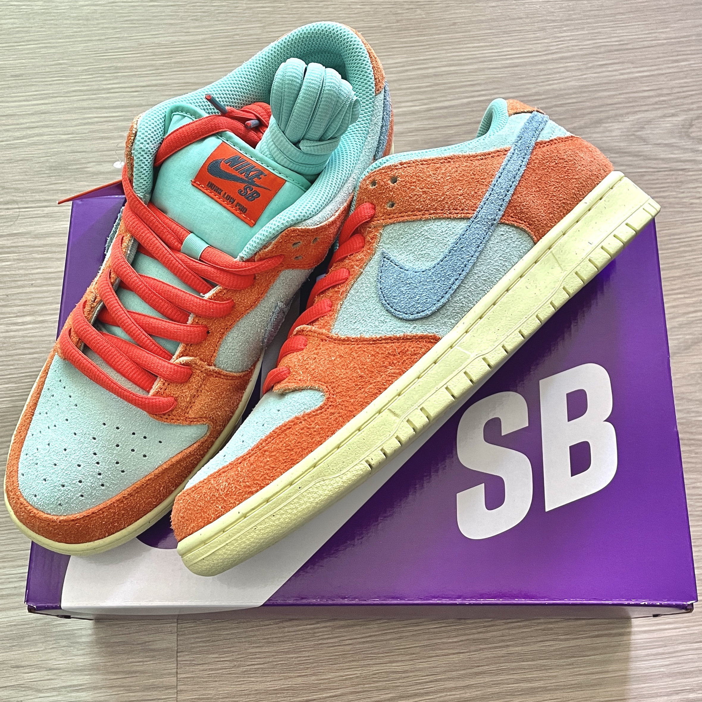 Nike SB Dunk Low Pro Premium Orange and Emerald Rise 착용 스타일