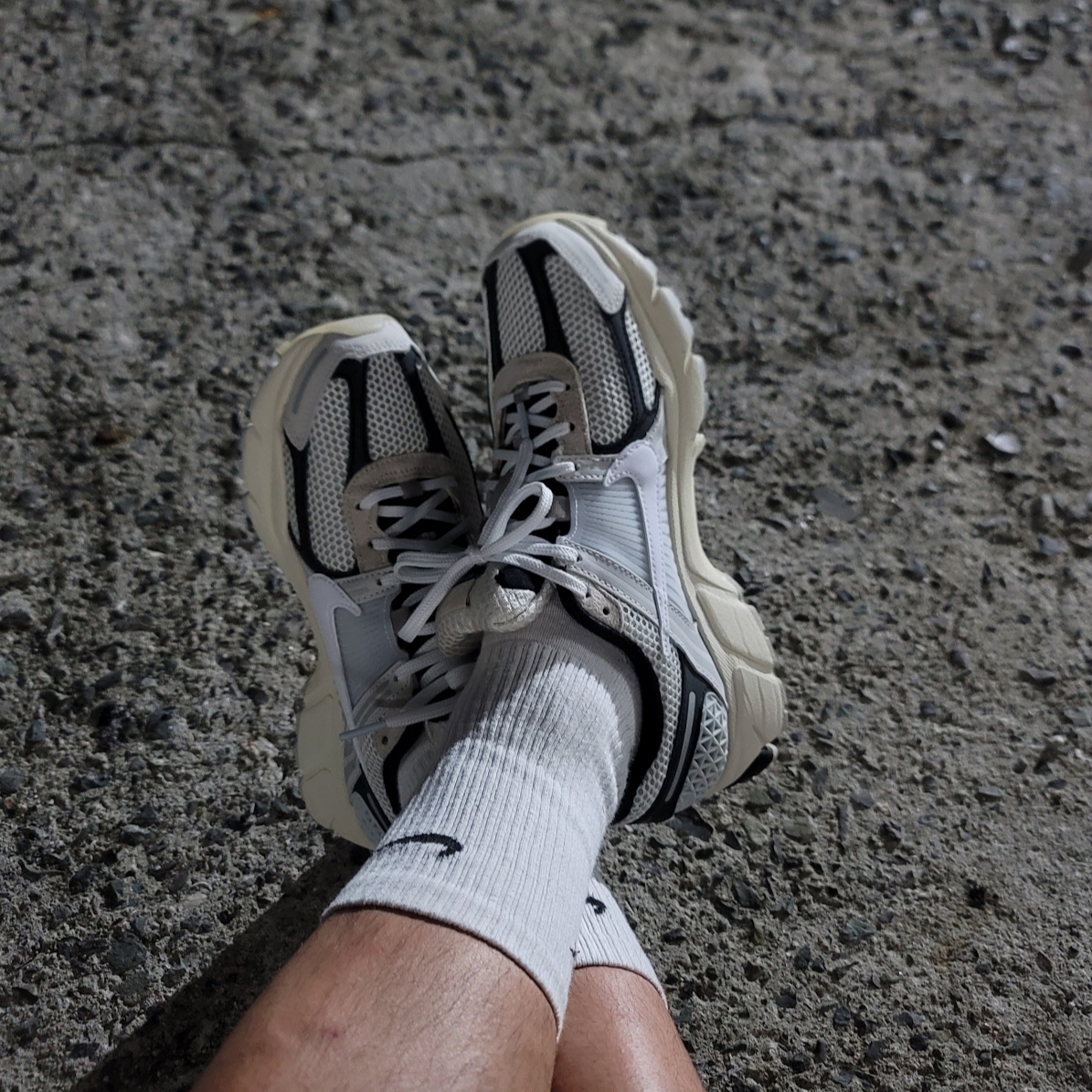 Nike Zoom Vomero 5 Light Bone and Black, Nike x Stussy NRG Crew Socks White Black 착용 스타일