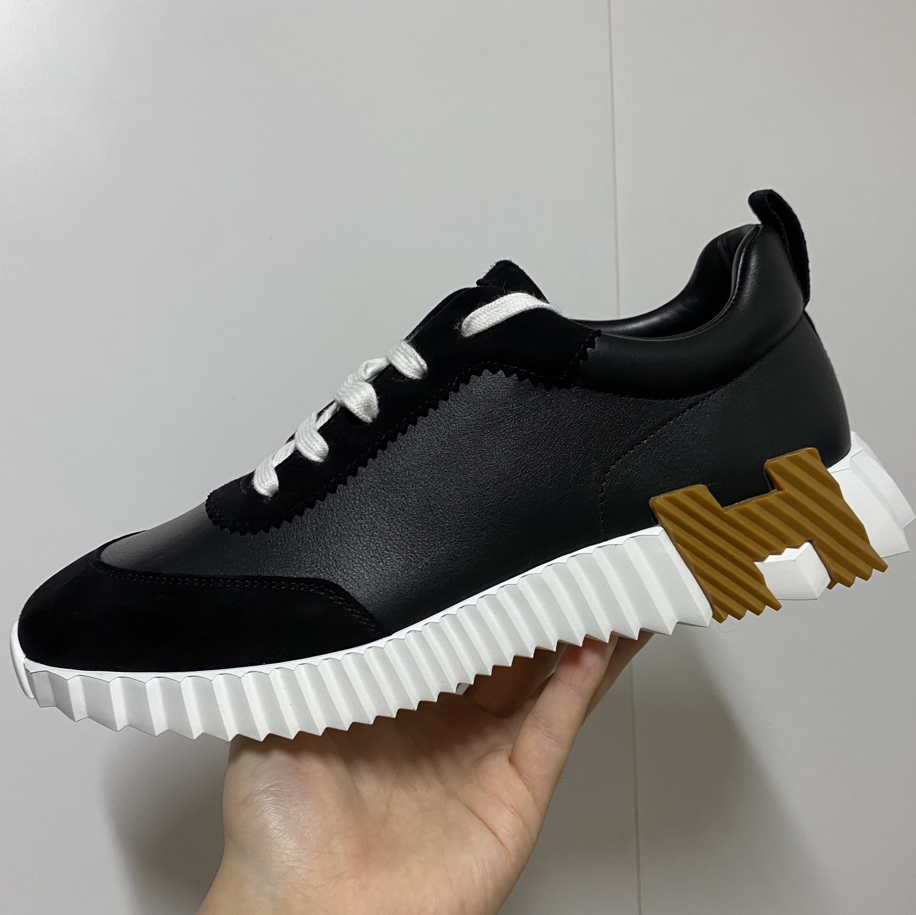 Hermes Bouncing Sneakers Calfskin Suede Goatskin & Noir 착용 스타일