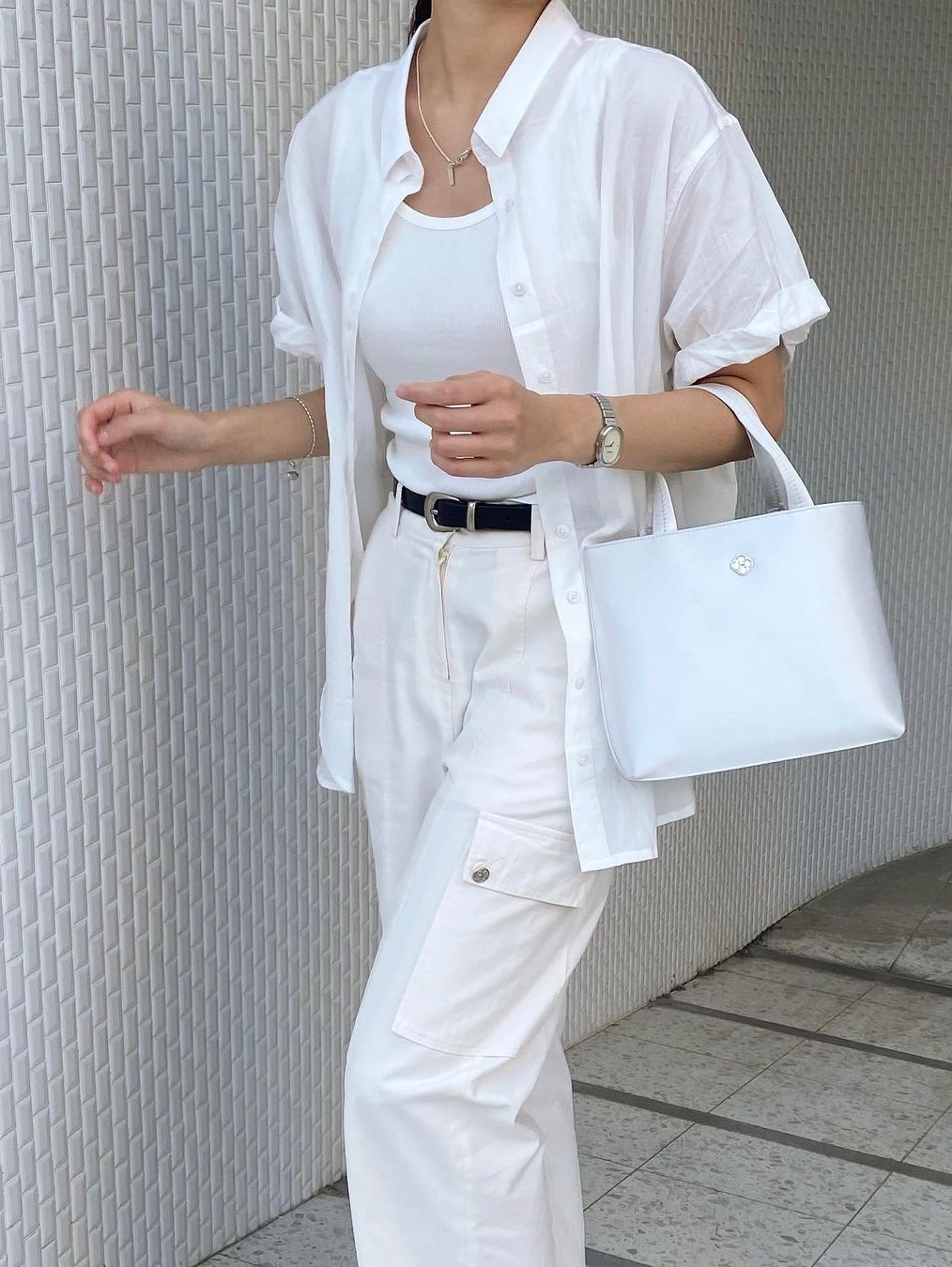 Heeari Women Mari Silk Tote Bag Silver 착용 스타일 - 1