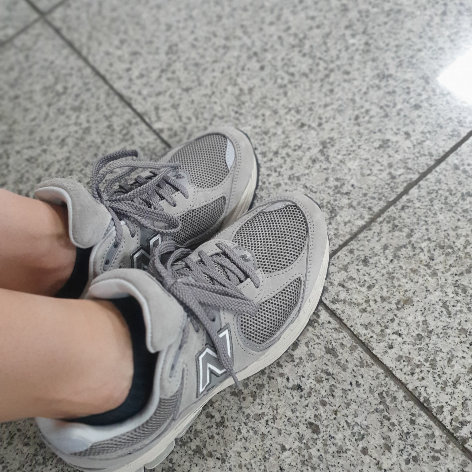New Balance 2002R Grey 착용 스타일