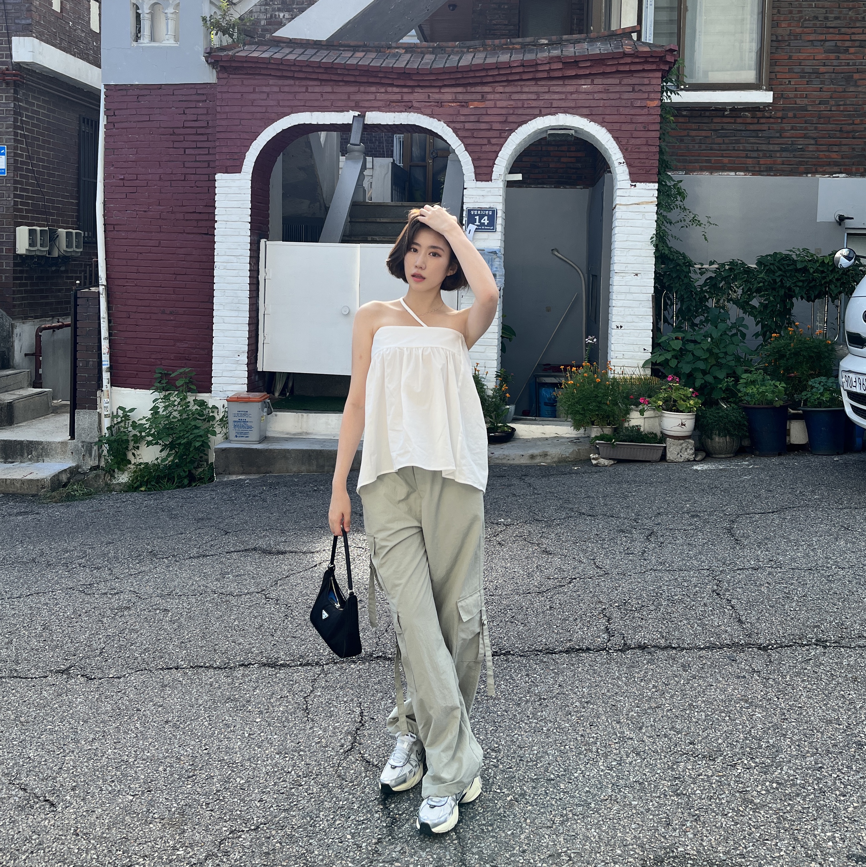 Nike V2K Run Summit White Metallic Silver, Prada Re-Edition 2005 Re-Nylon Mini Hobo Bag Black 착용 스타일 - 1