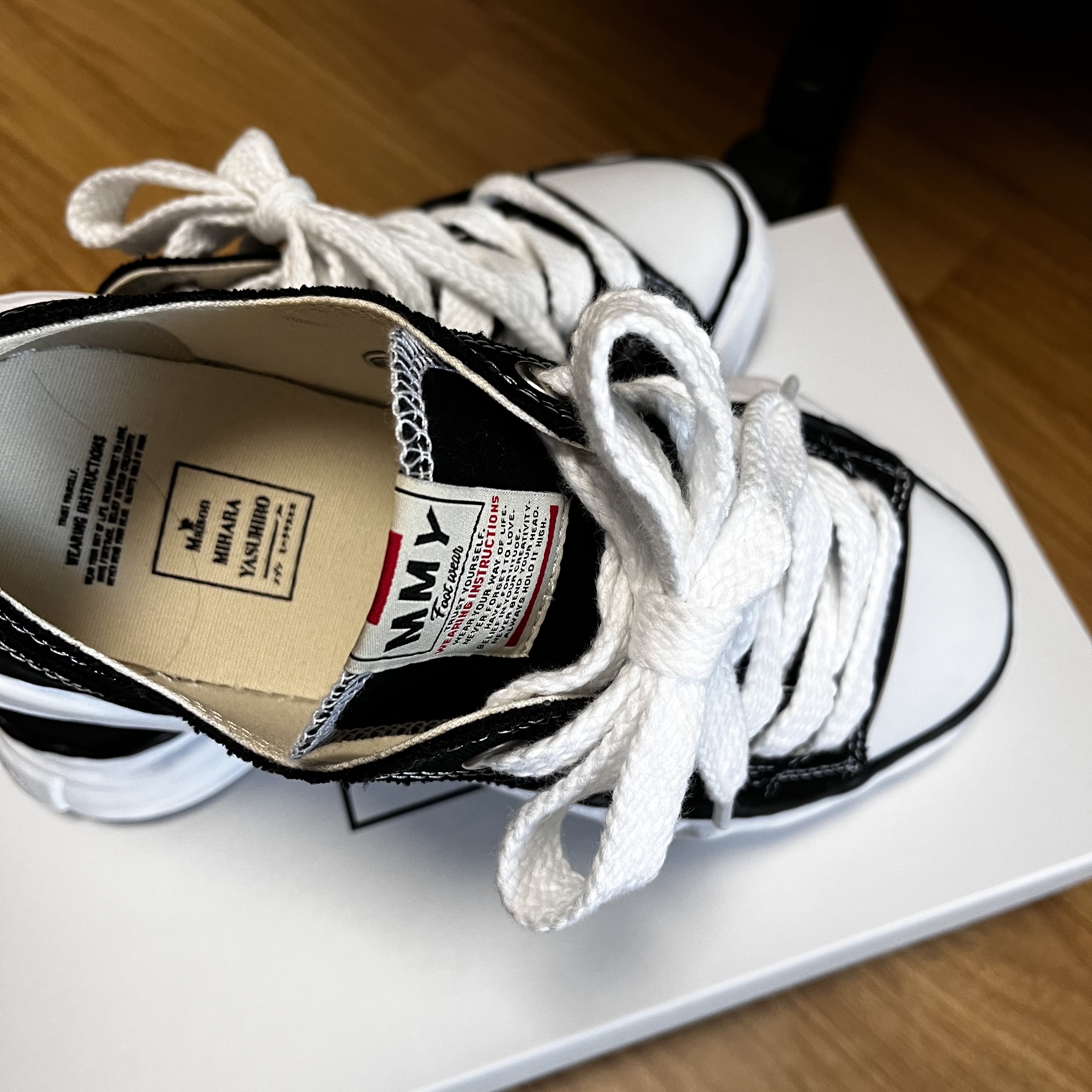 Maison Mihara Yasuhiro Peterson OG Sole Canvas Low Sneakers Black 착용 스타일