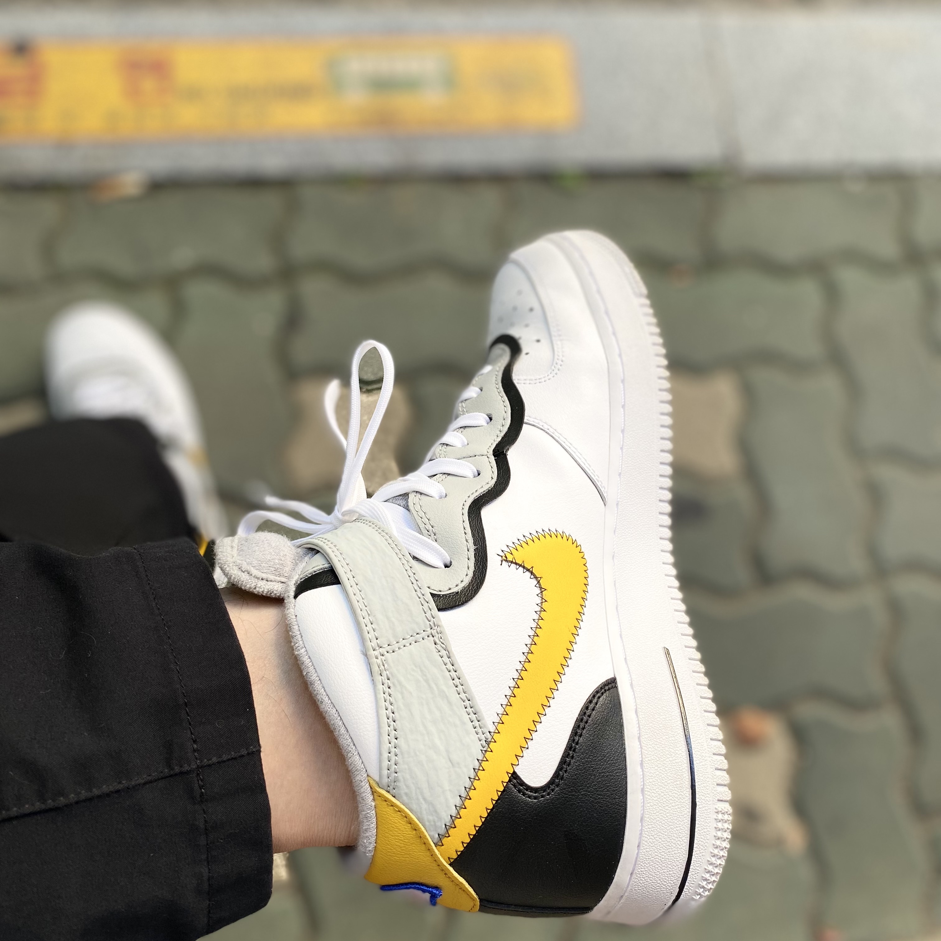 Nike Air Force 1 Mid '07 LV8 Athletic Club White Dark Sulfur 착용 스타일