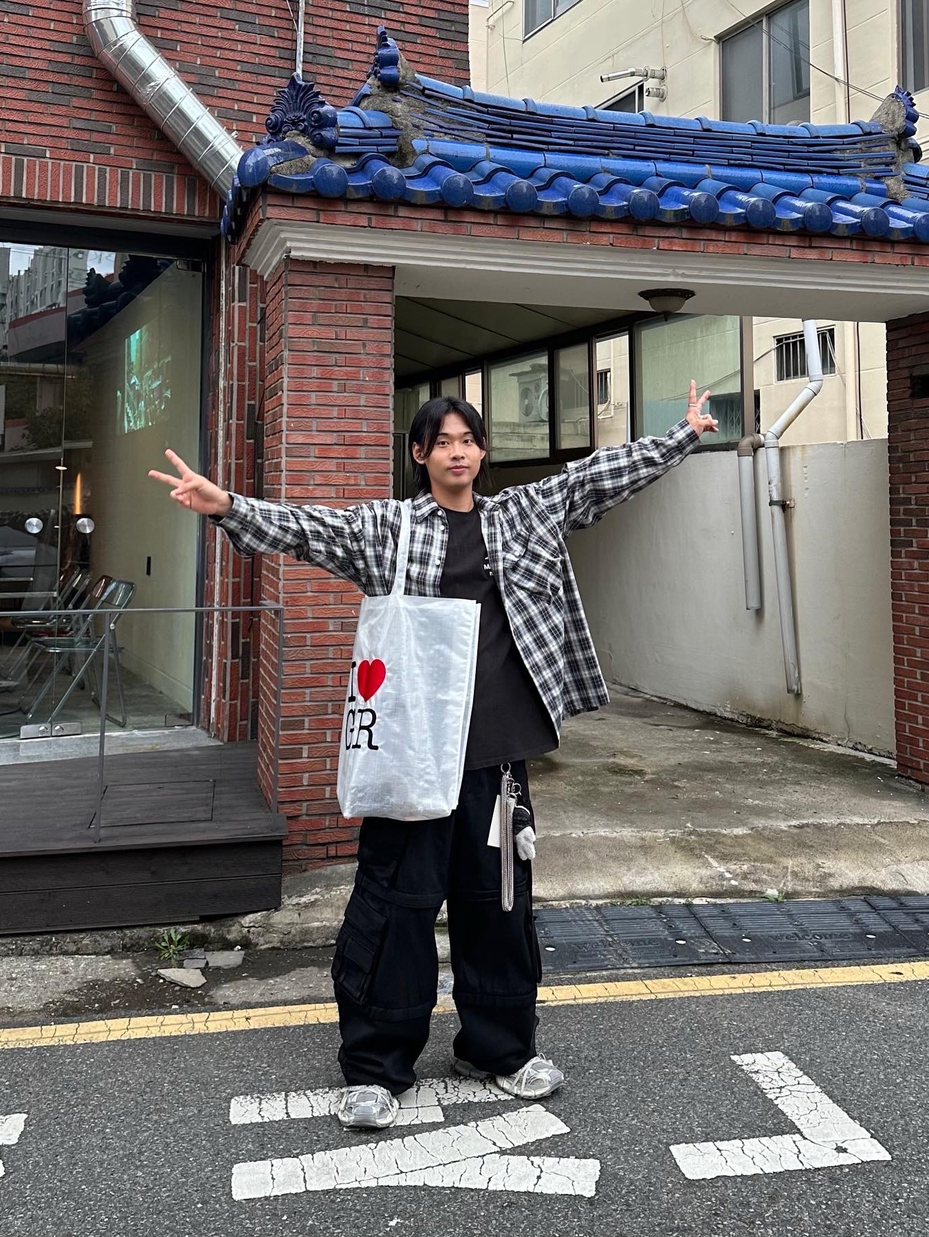 Project G/R Oversized Convertible Cargo Pants Coated Black, Balenciaga 3XL Sneakers Light Beige 착용 스타일 - 2
