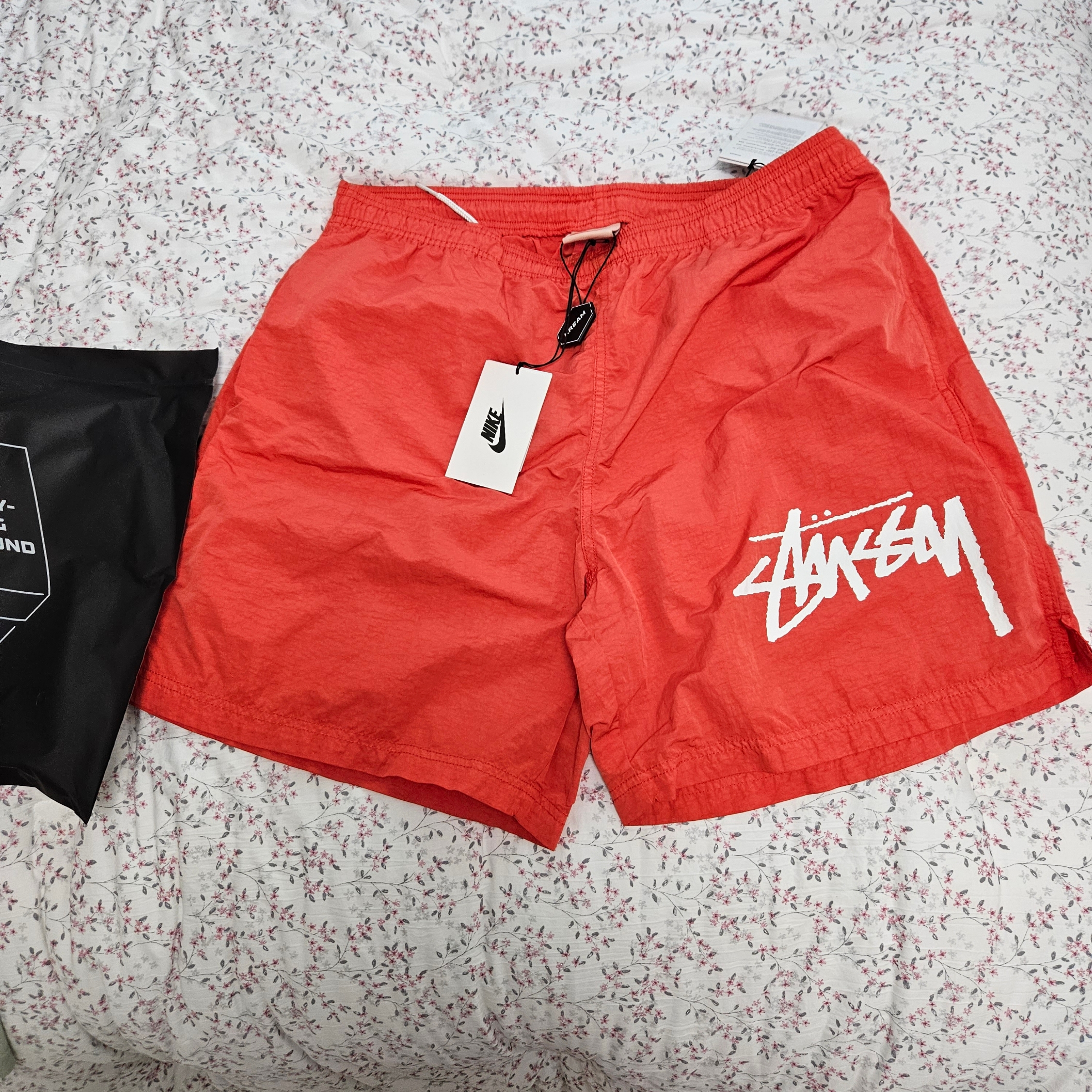 Nike x Stussy Water Shorts Habanero Red 착용 스타일 - 1