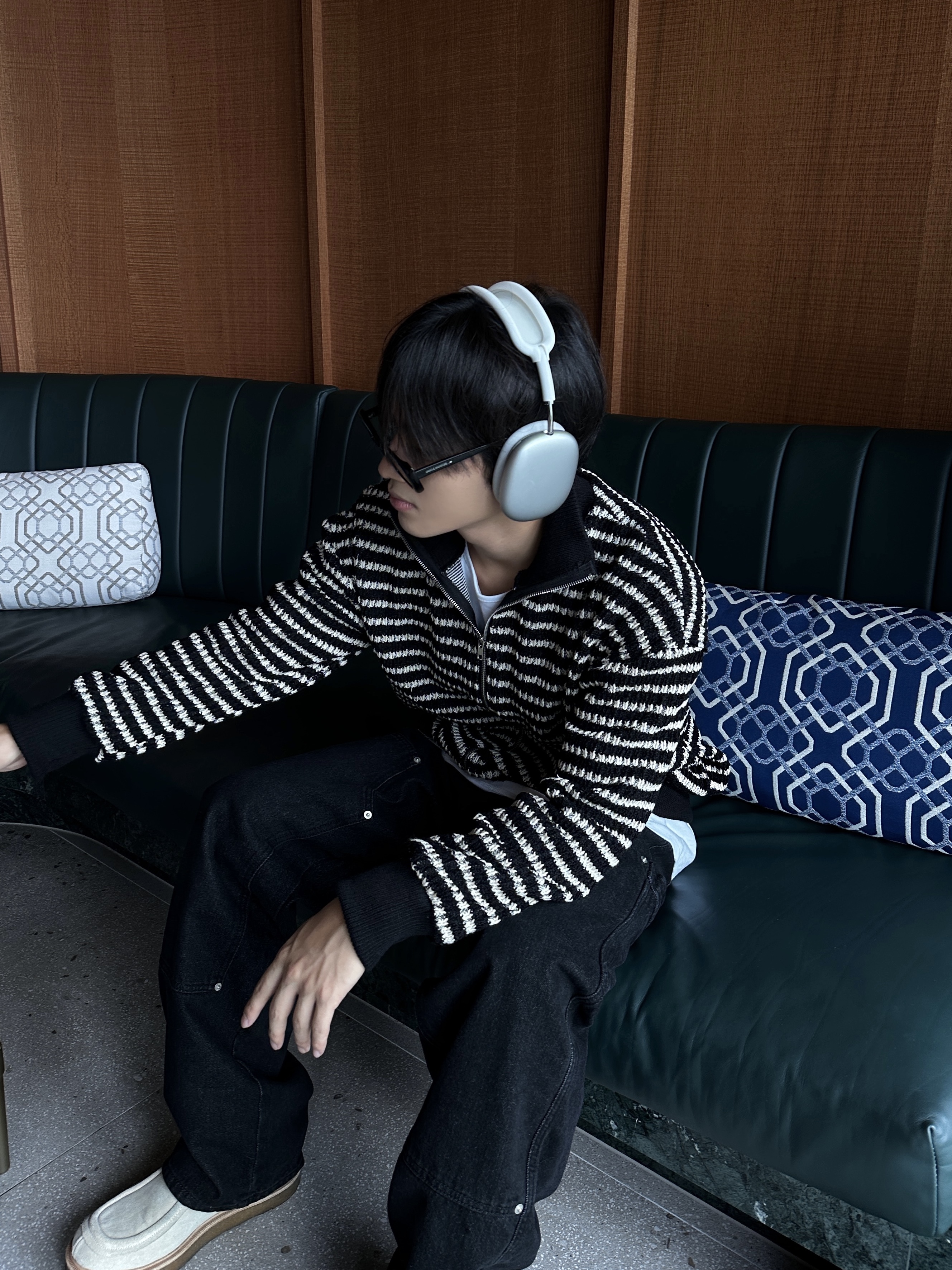 Apple AirPods Max Lightning Silver (Korean Ver.), Gentle Monster x Maison Margiela MM004 Black Black 착용 스타일 - 3