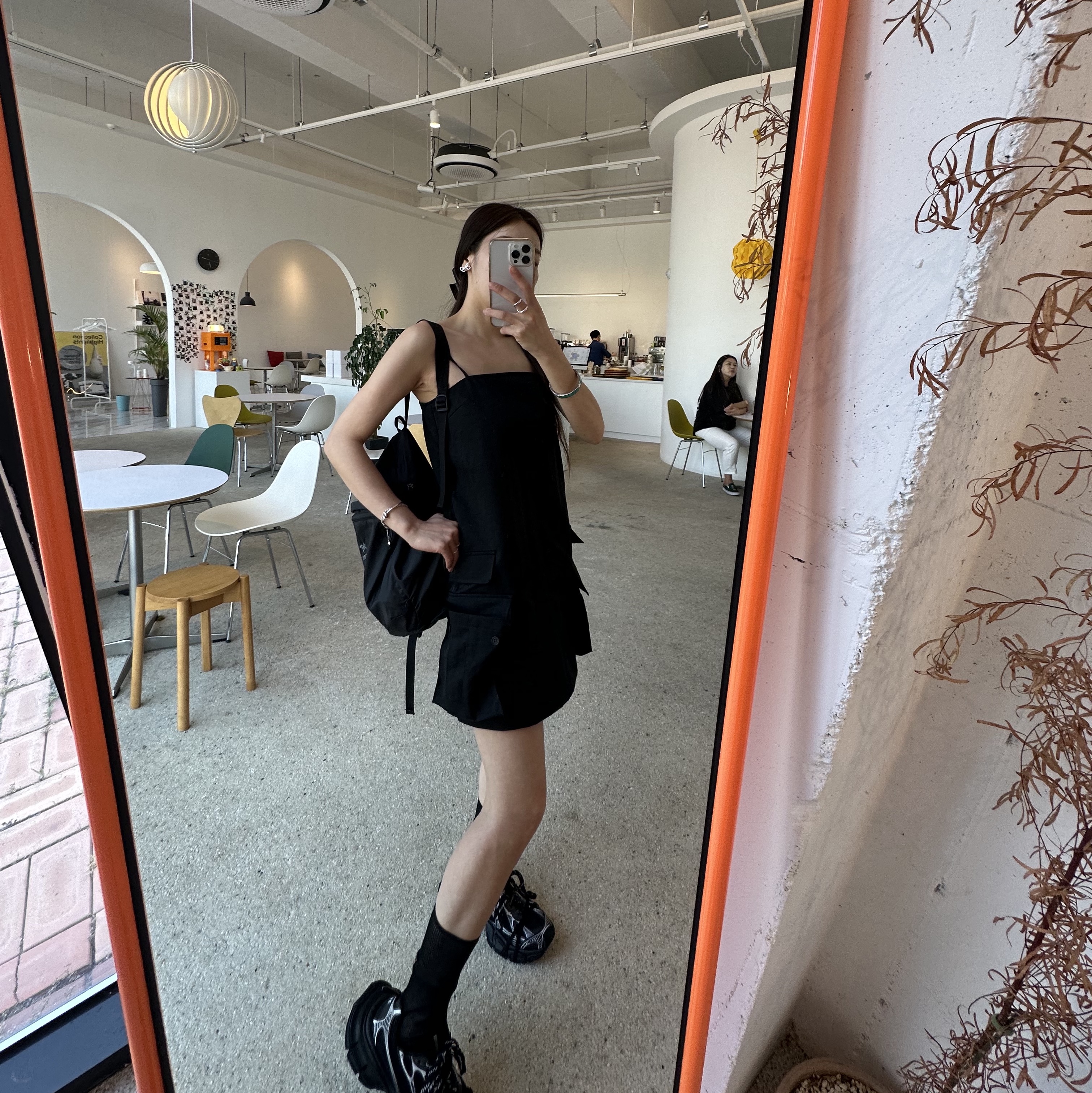 Balenciaga 3XL Sneakers Black White, Chanel Mini Classic Vanity With Chain Grained Calfskin & Gold Black (Inside Mirror) 착용 스타일 - 5