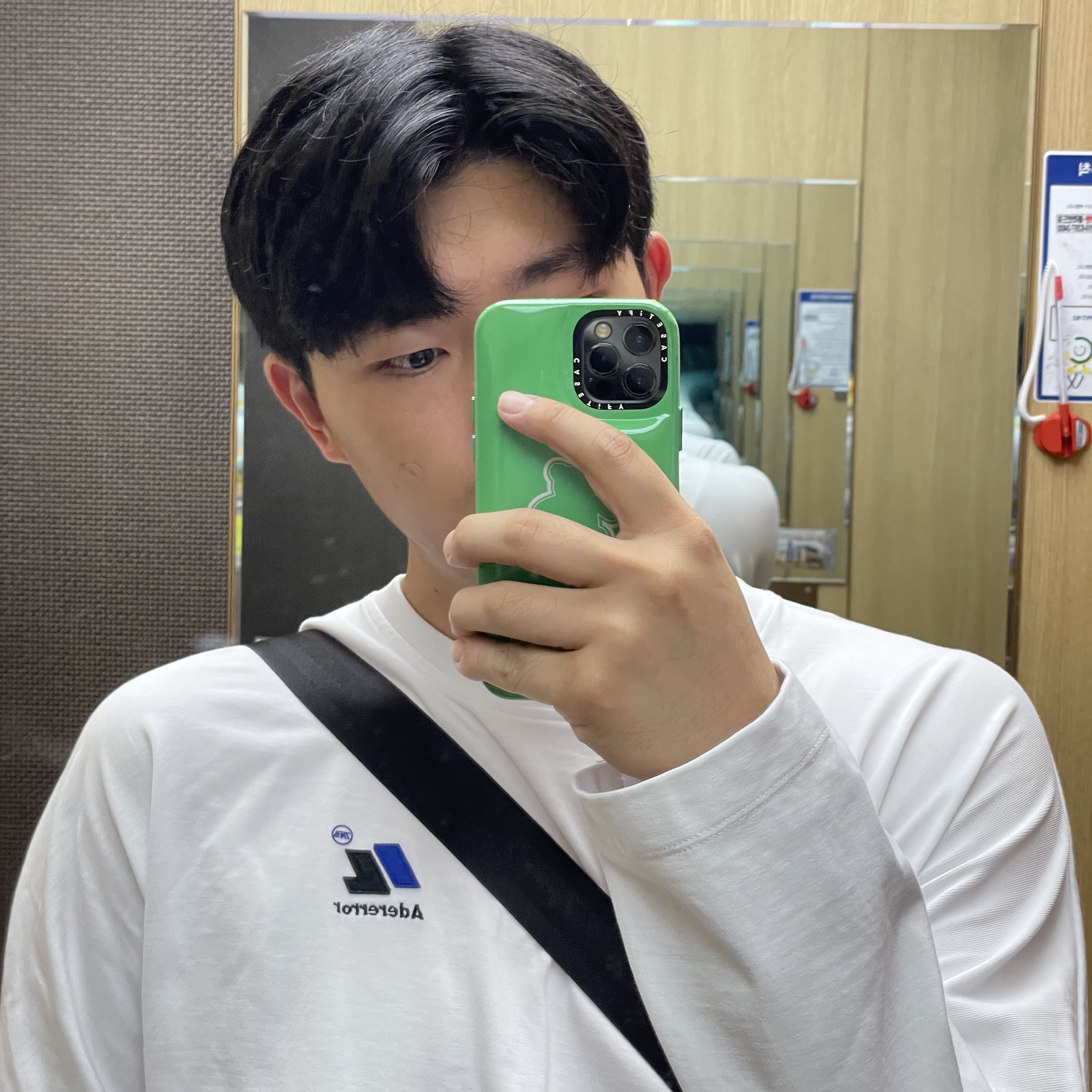 Converse x Ader Error Chuck 70 Ox Imperial Blue, Zara x Ader Error Premium Cotton Long Sleeve T-Shirt White 착용 스타일 - 2
