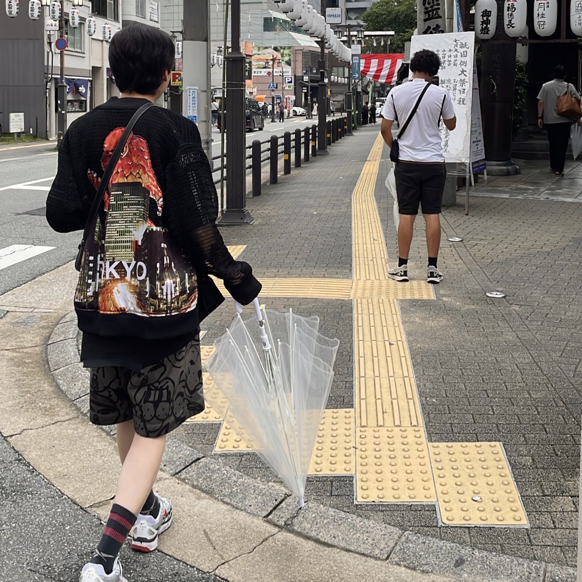 (W) Nike P-6000 Metallic Silver Red, Balenciaga Oversized Speed Hunter Upside Down T-Shirt Black 착용 스타일 - 1