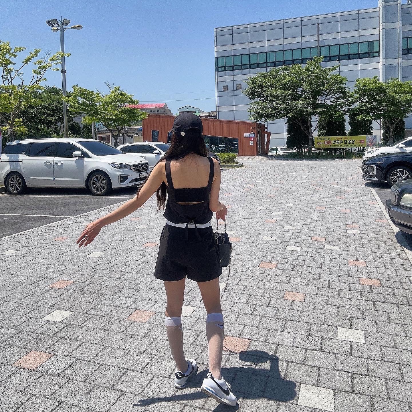 (W) Nike Cortez White and Black, COS Quilted Oversized Shoulder Bag Black 착용 스타일 - 3