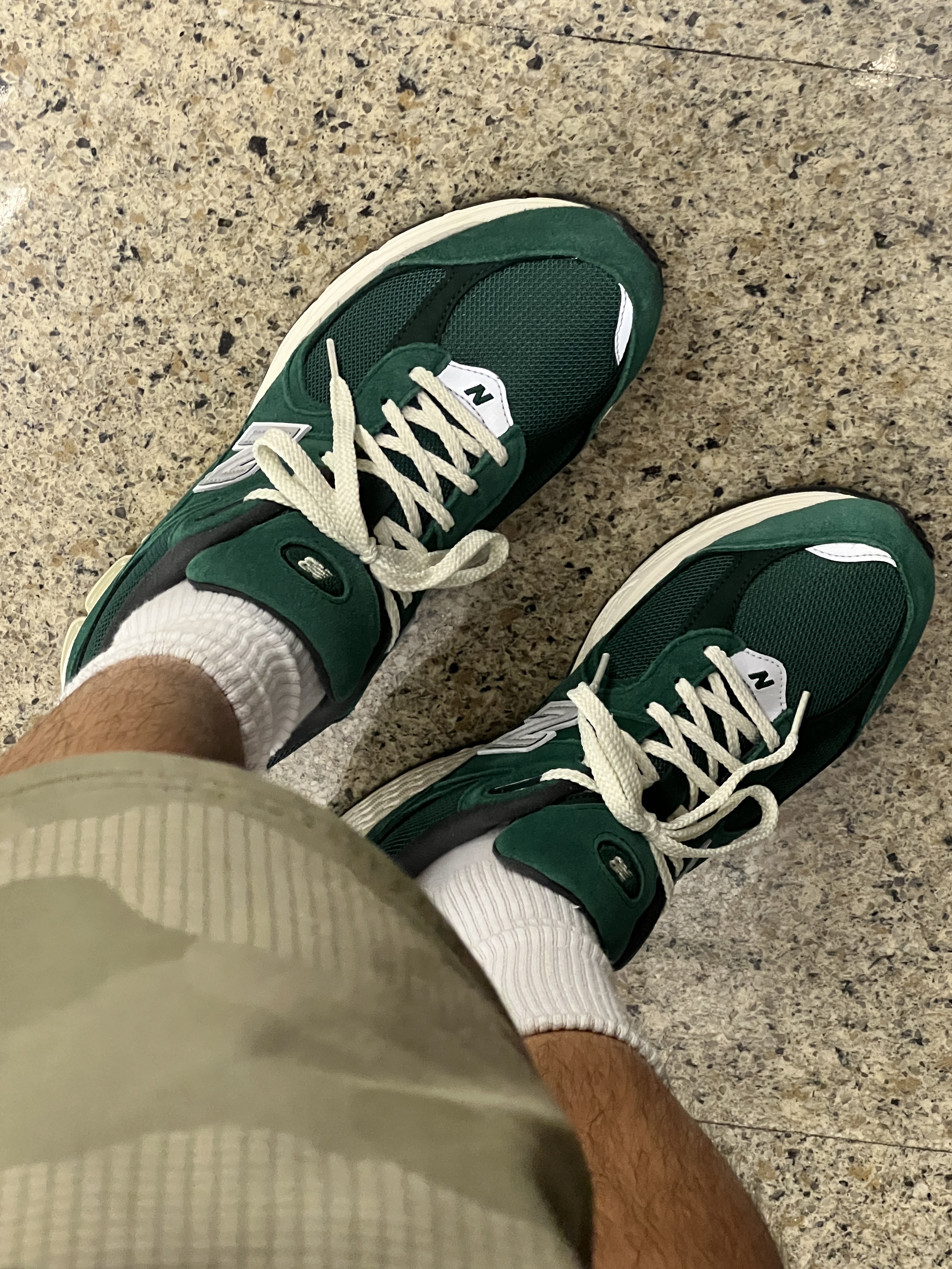 New Balance 2002R Nightwatch Green 착용 스타일
