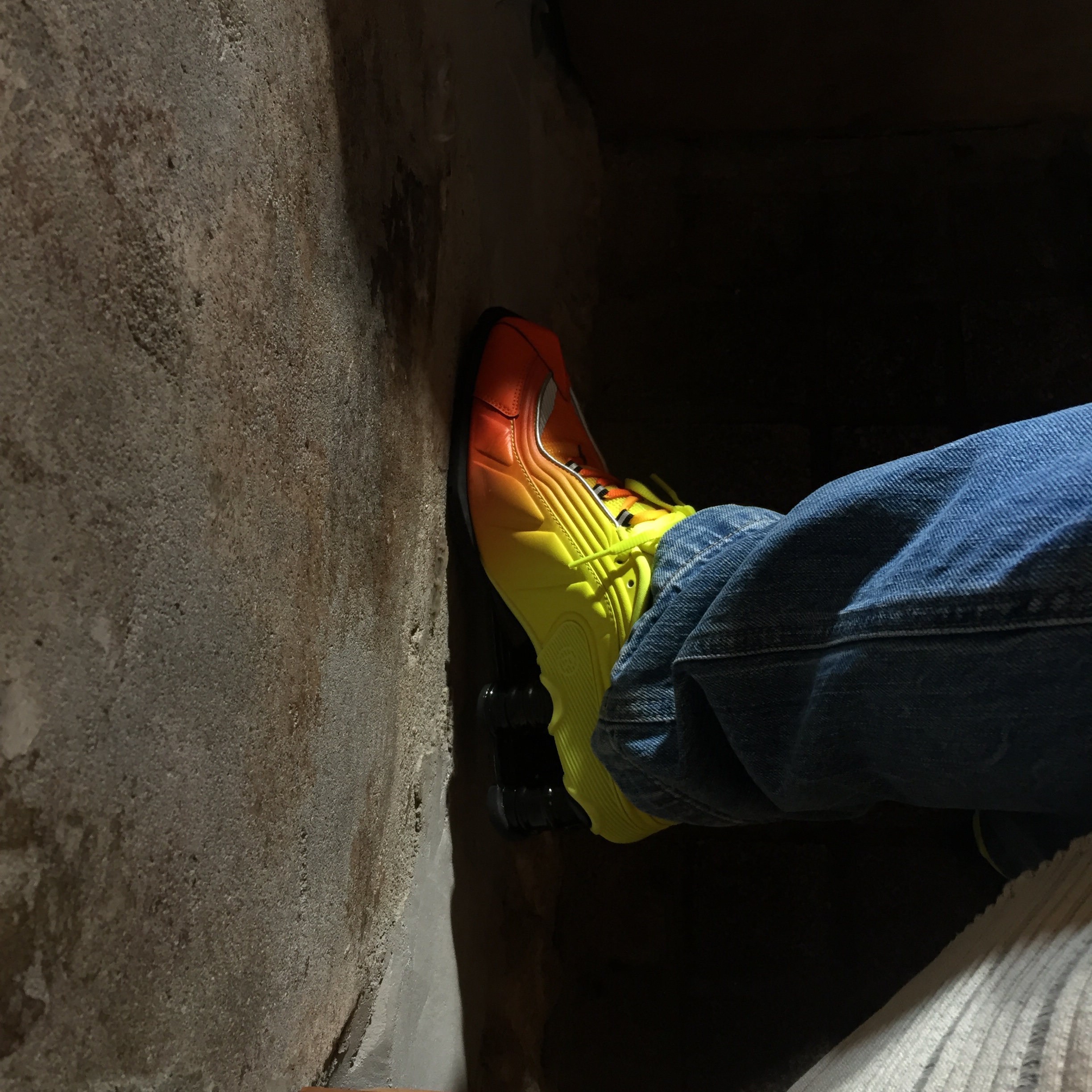 Nike x Martine Rose Shox MR4 Safety Orange 착용 스타일 - 3