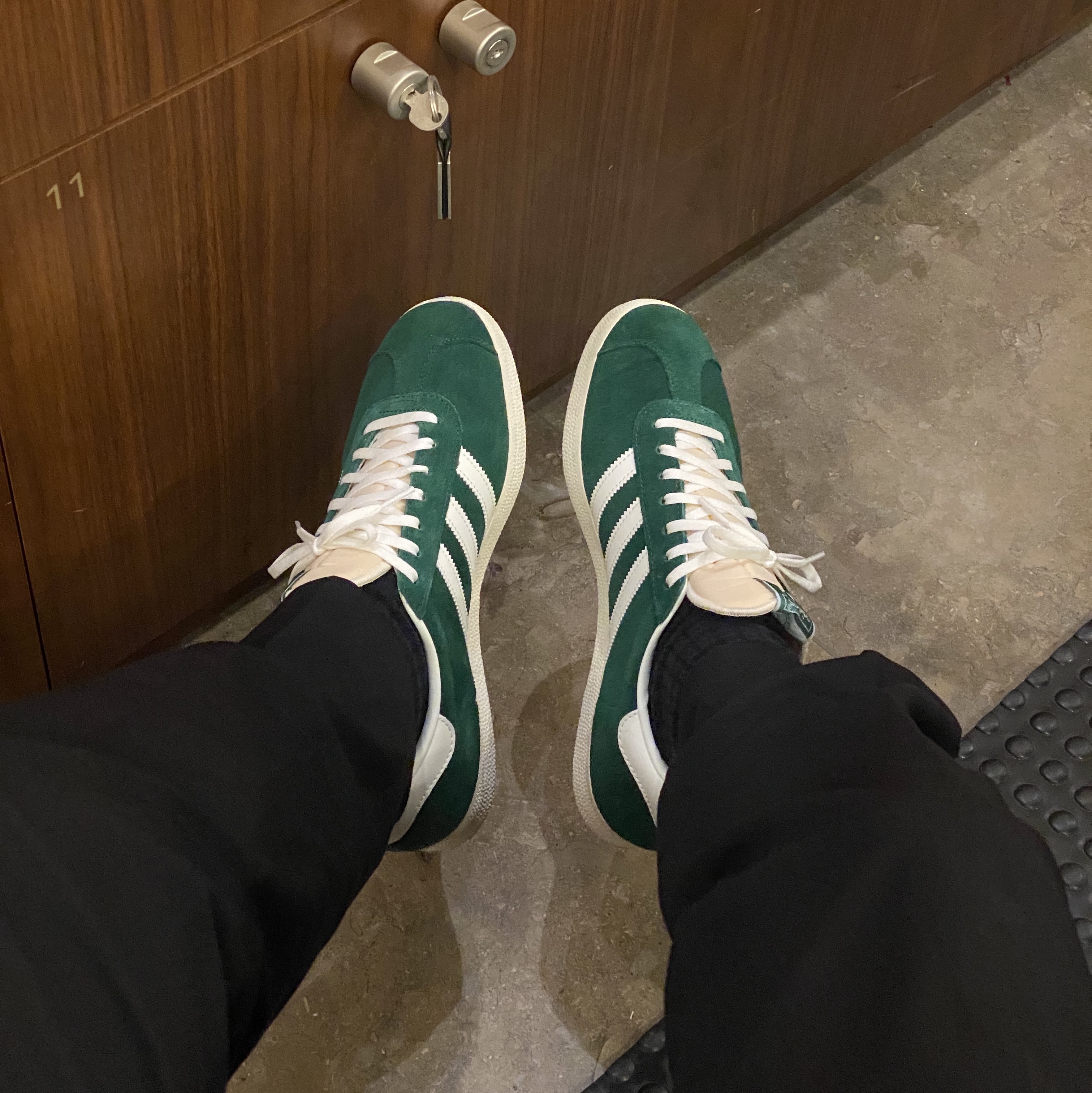 Adidas Gazelle Dark Green Cream White 착용 스타일