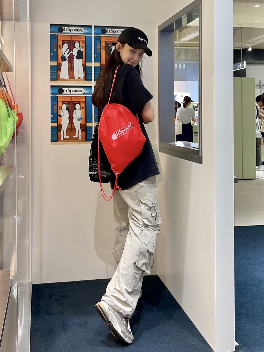 New Balance 992 Made in USA Grey - D Standard, Supreme Mesh Small Backpack Black - 23SS 착용 스타일 - 1