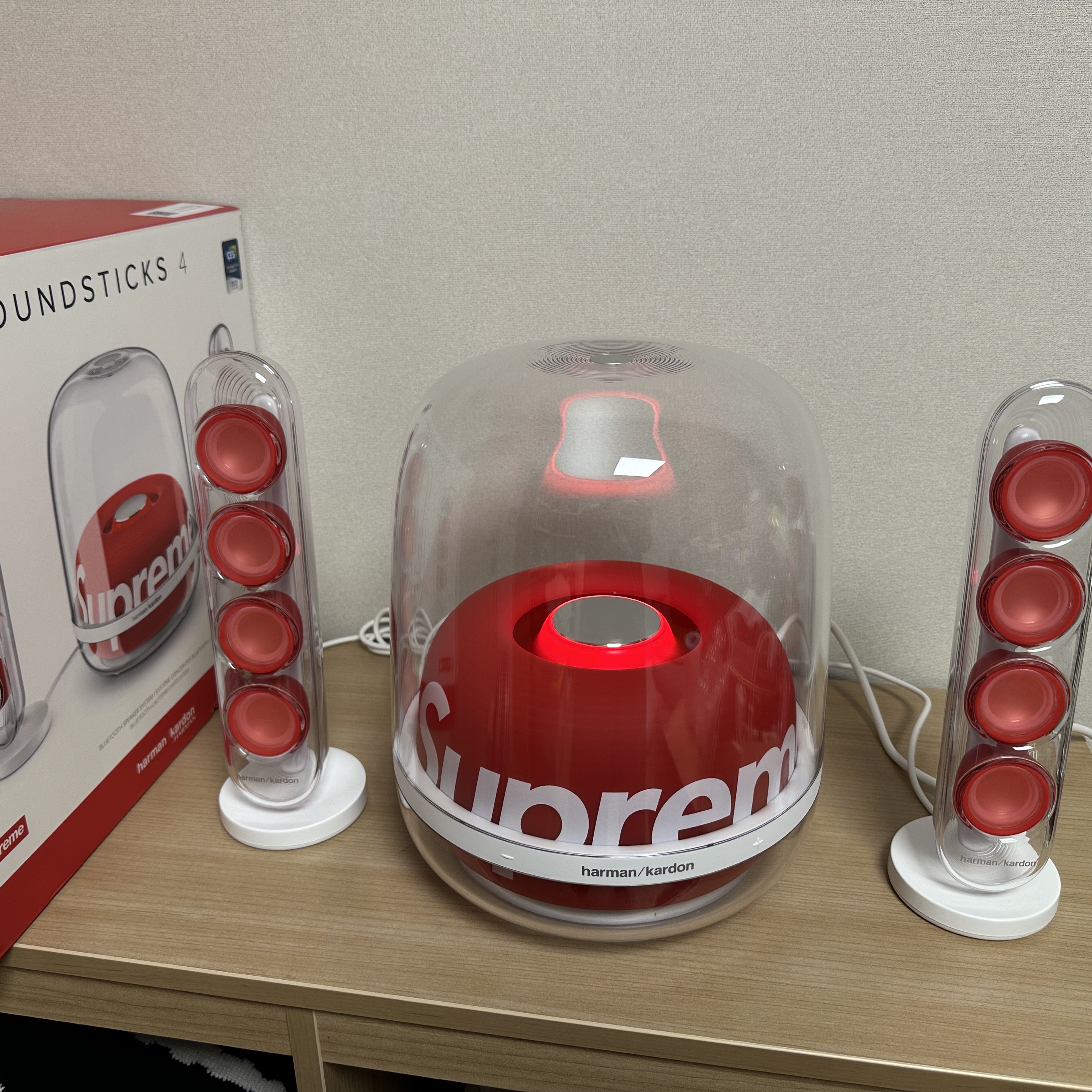 Supreme x Harman Kardon Soundsticks White (Korean Ver.) - 23FW 착용 스타일 - 2