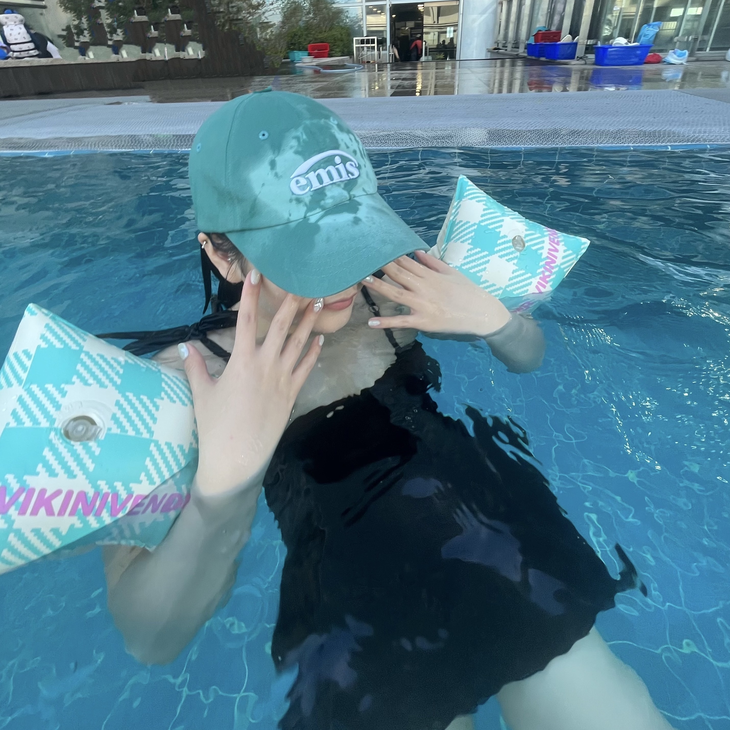 Emis New Logo Ball Cap Mint 착용 스타일