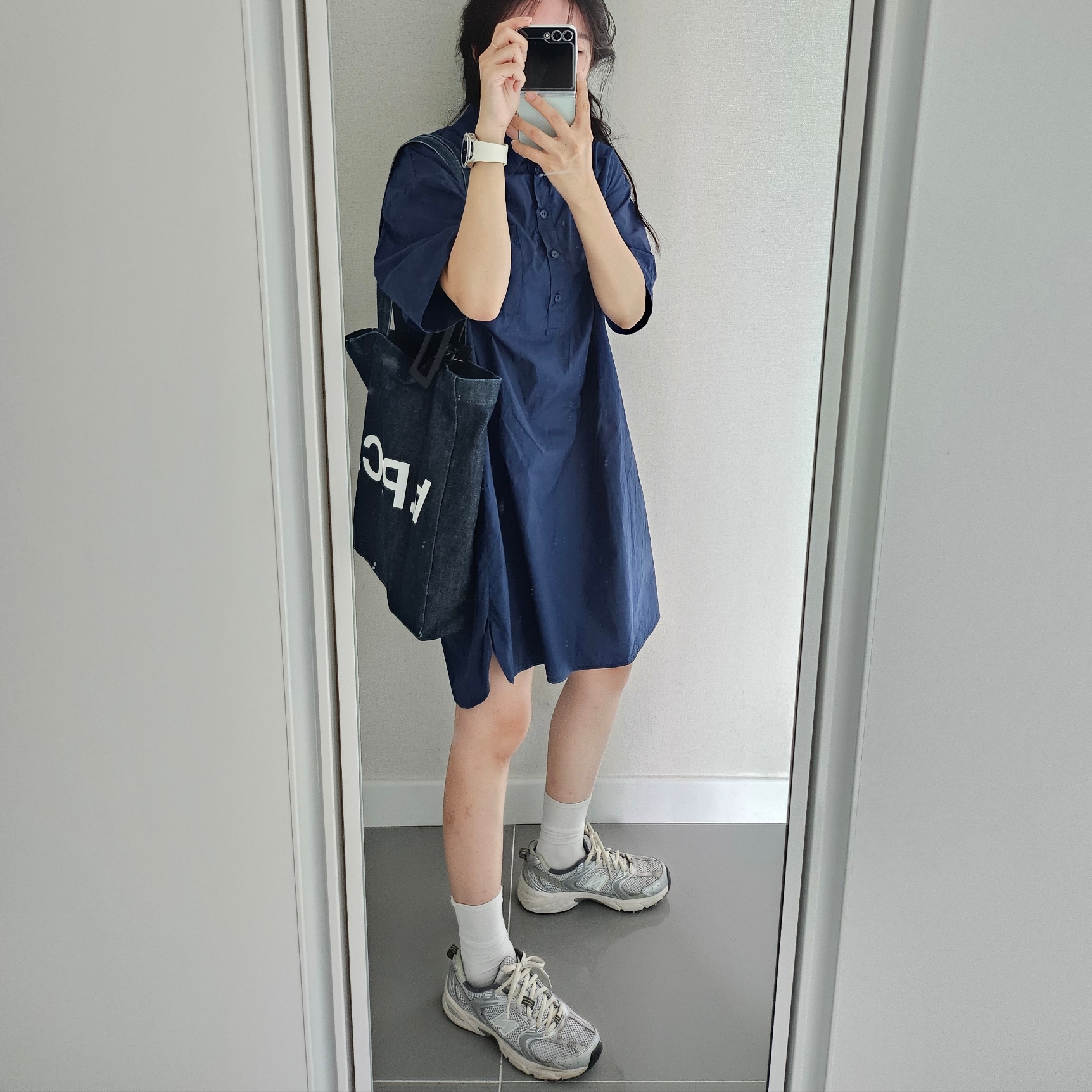 New Balance 530 Earth, A.P.C. Laure Tote Bag Blue 착용 스타일 - 1