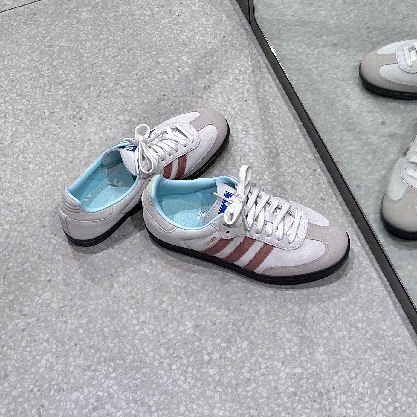 Adidas Samba OG Crystal White Clay Strata 착용 스타일