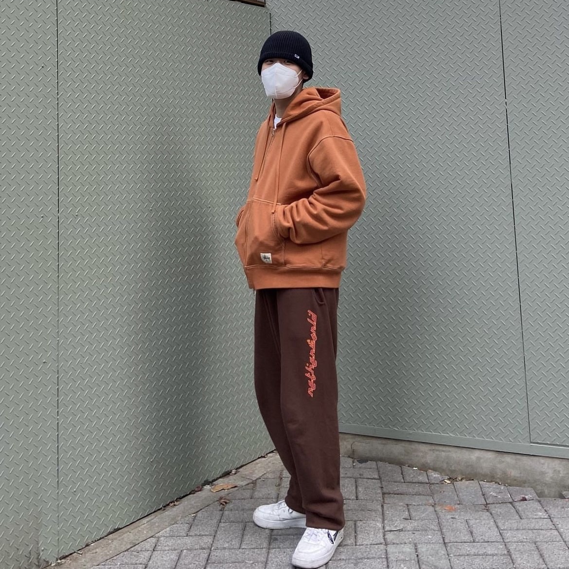 Netherworld Arabic Logo Sweatpants Brown 착용 스타일