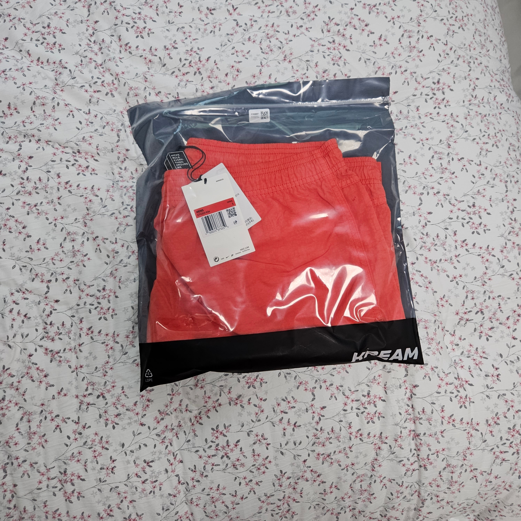 Nike x Stussy Water Shorts Habanero Red 착용 스타일 - 2