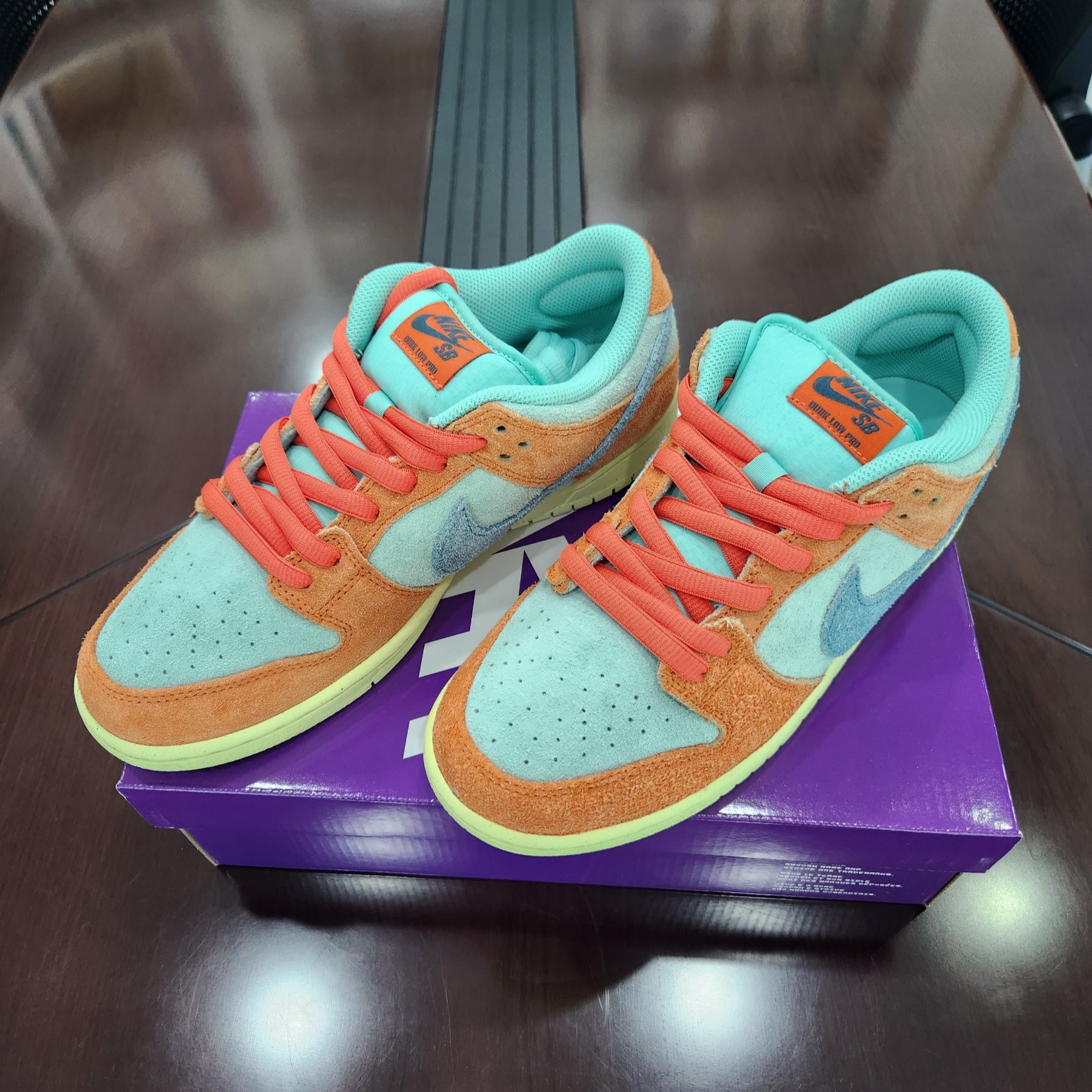 Nike SB Dunk Low Pro Premium Orange and Emerald Rise 착용 스타일 - 1
