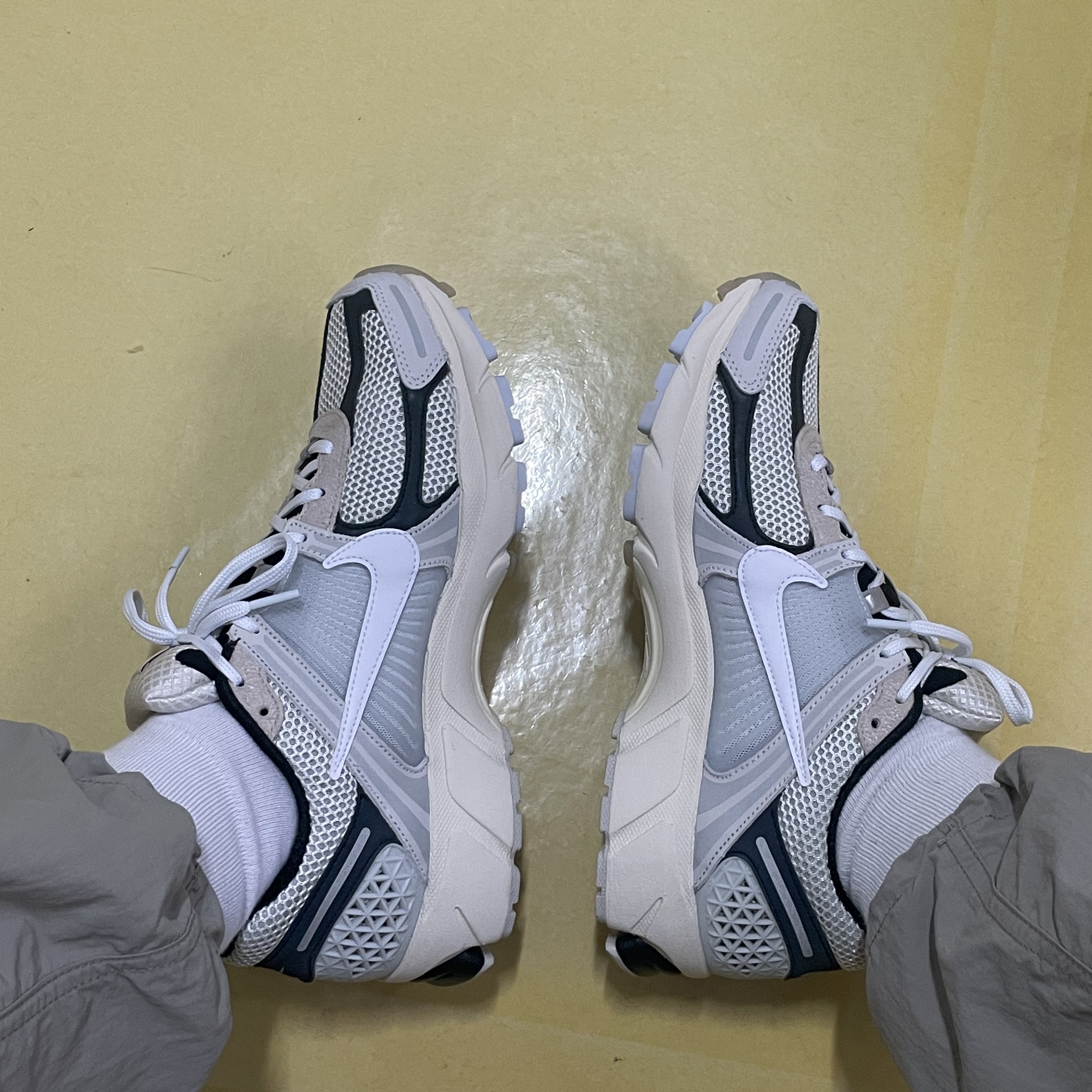 Nike Zoom Vomero 5 Light Bone and Black 착용 스타일 - 1