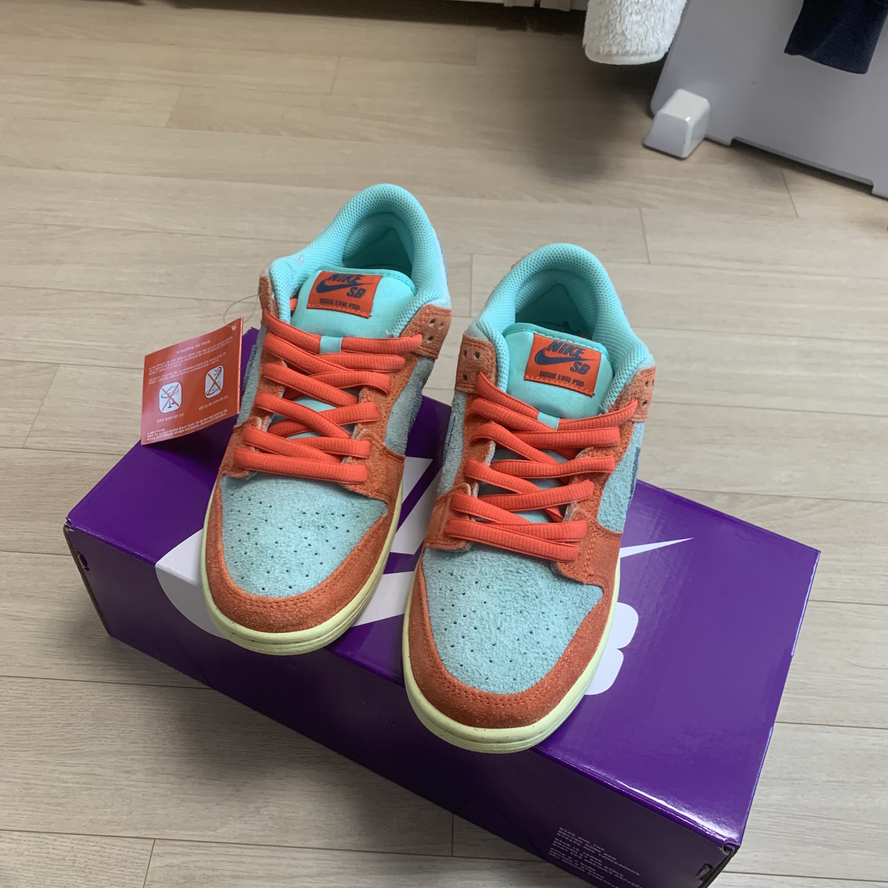 Nike SB Dunk Low Pro Premium Orange and Emerald Rise 착용 스타일 - 3