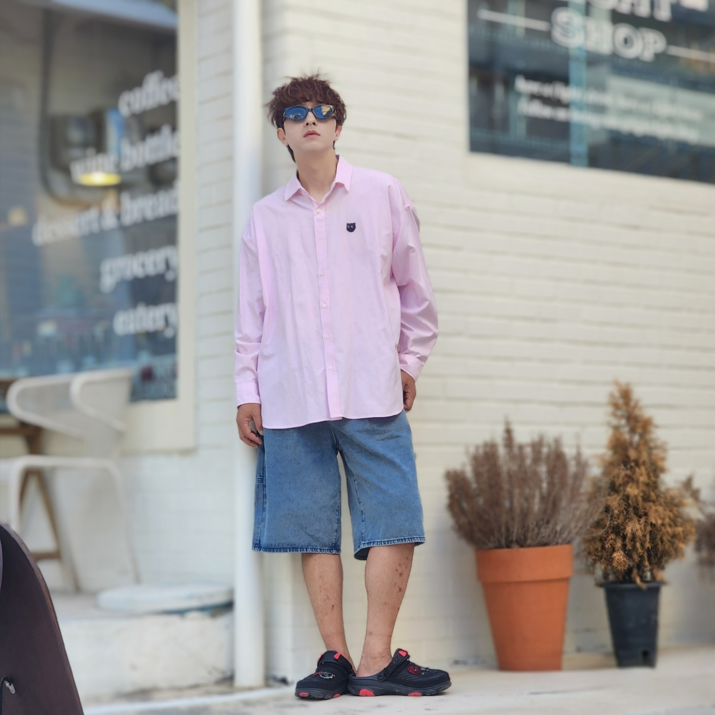 Crocs x Staple Classic All Terrain Clog Black 착용 스타일 - 1