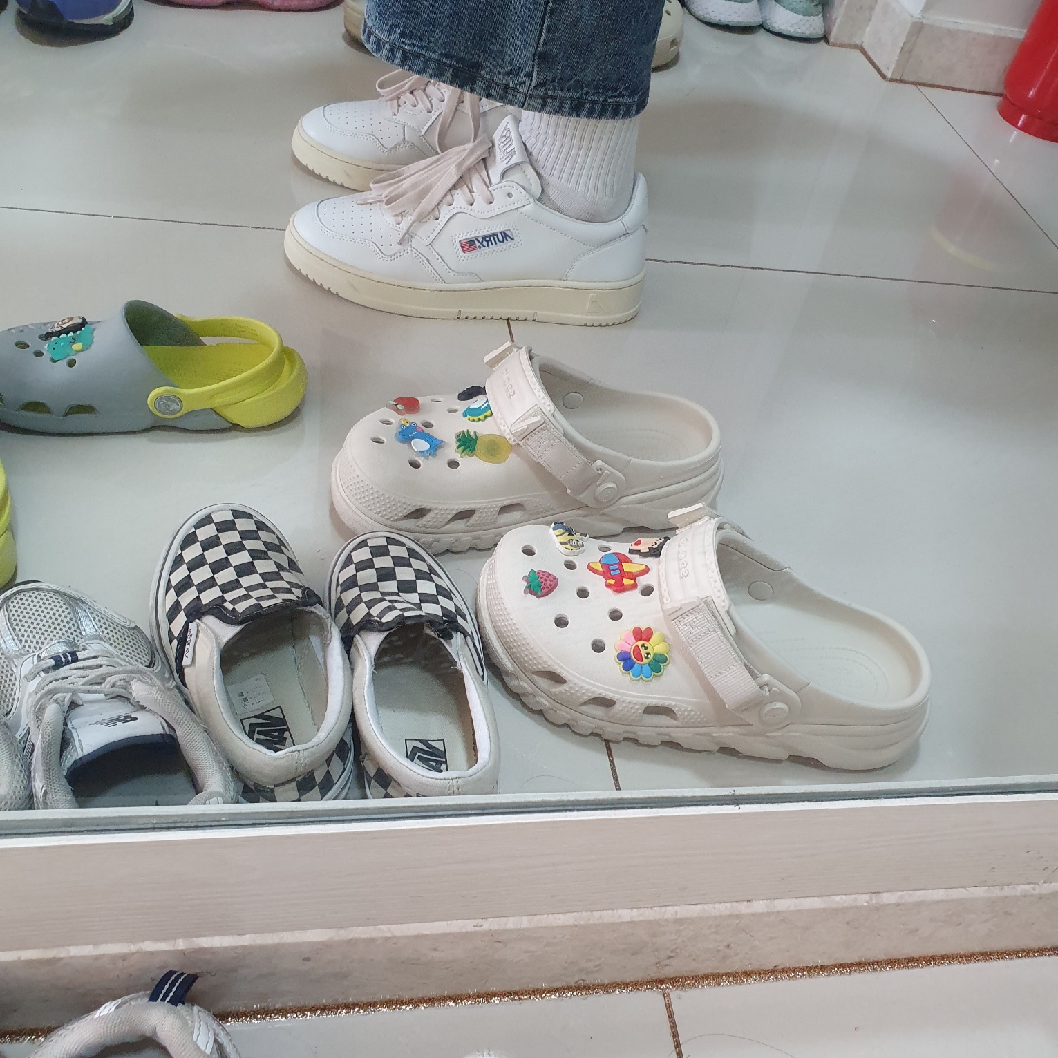 Autry Medalist Low Leather Sneakers White 착용 스타일 - 2