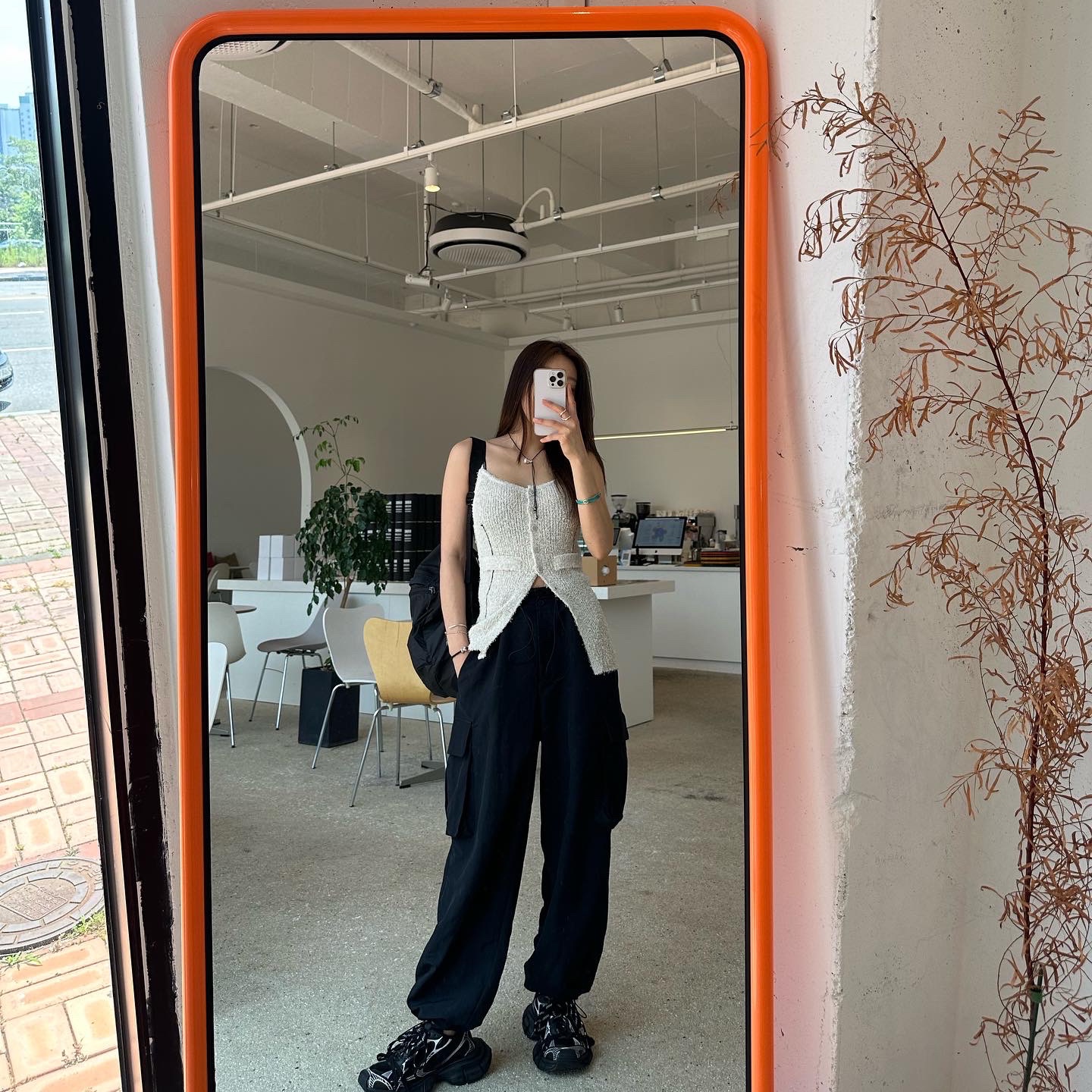 Balenciaga 3XL Sneakers Black White, Chanel Mini Classic Vanity With Chain Grained Calfskin & Gold Black (Inside Mirror) 착용 스타일 - 4