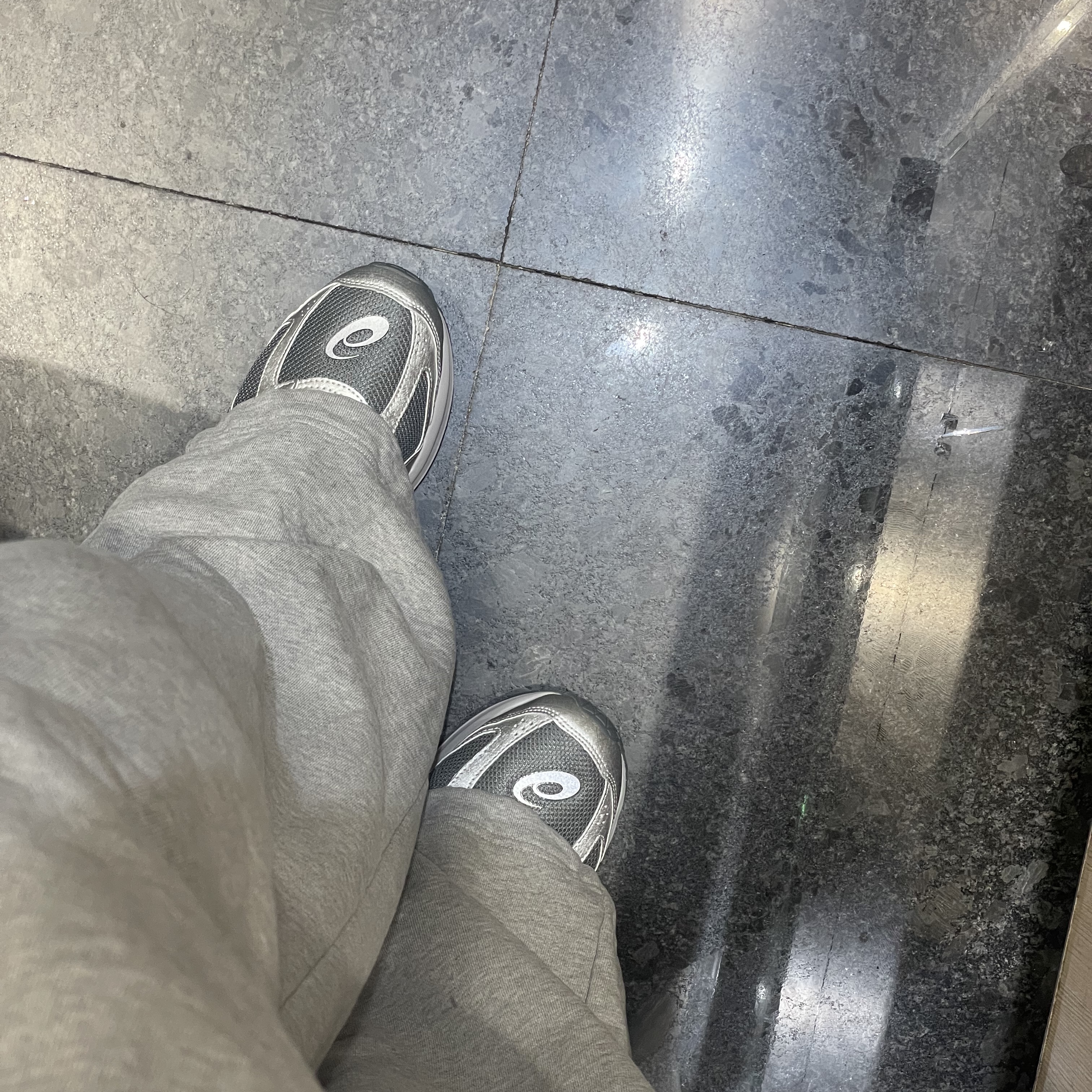 Asics Jog 100 S SMU Sheet Rock Pure Silver - 2E Wide 착용 스타일