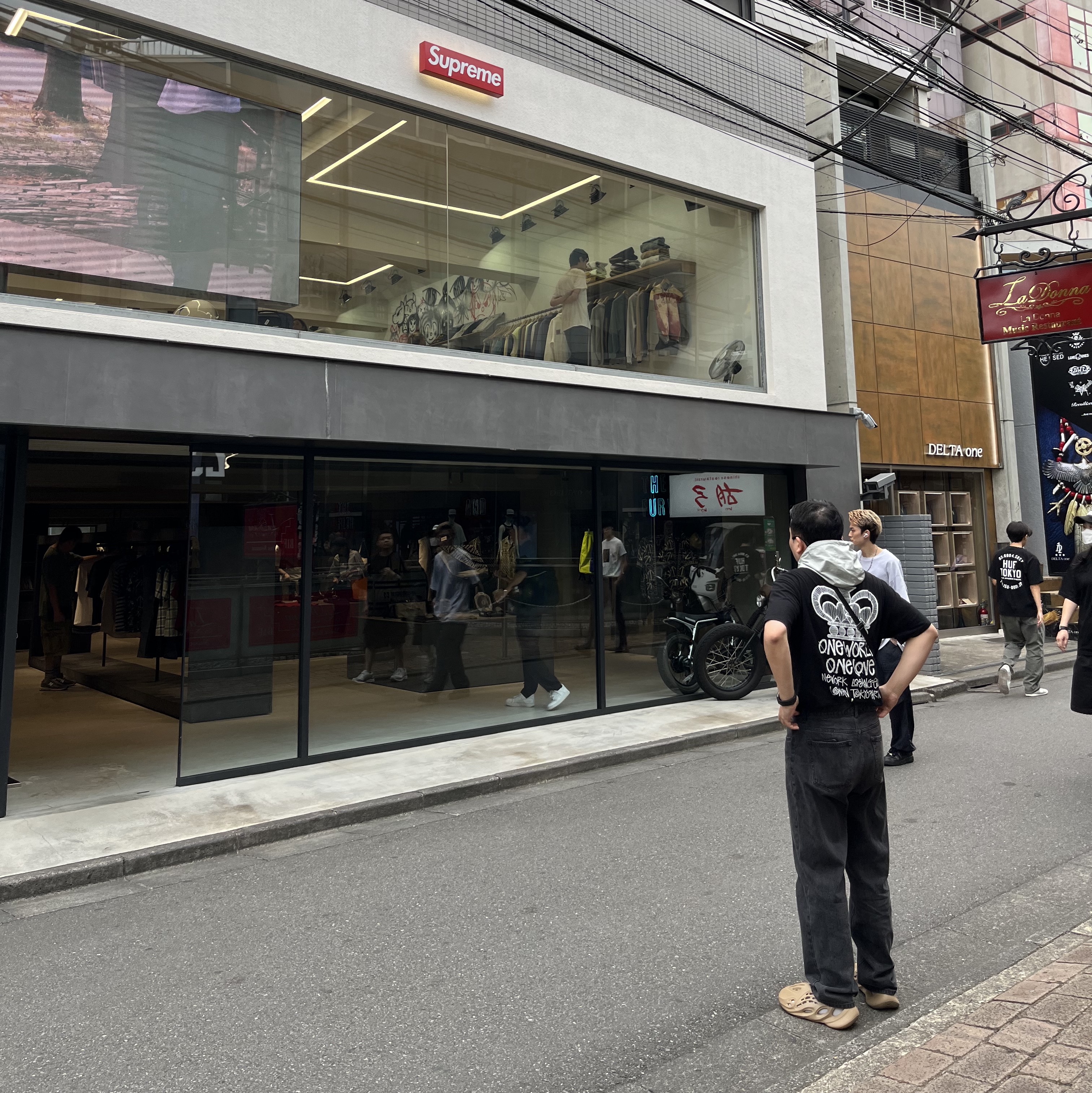Adidas Yeezy Foam RNNR Clay Taupe, Stussy One World T-Shirt Black 착용 스타일