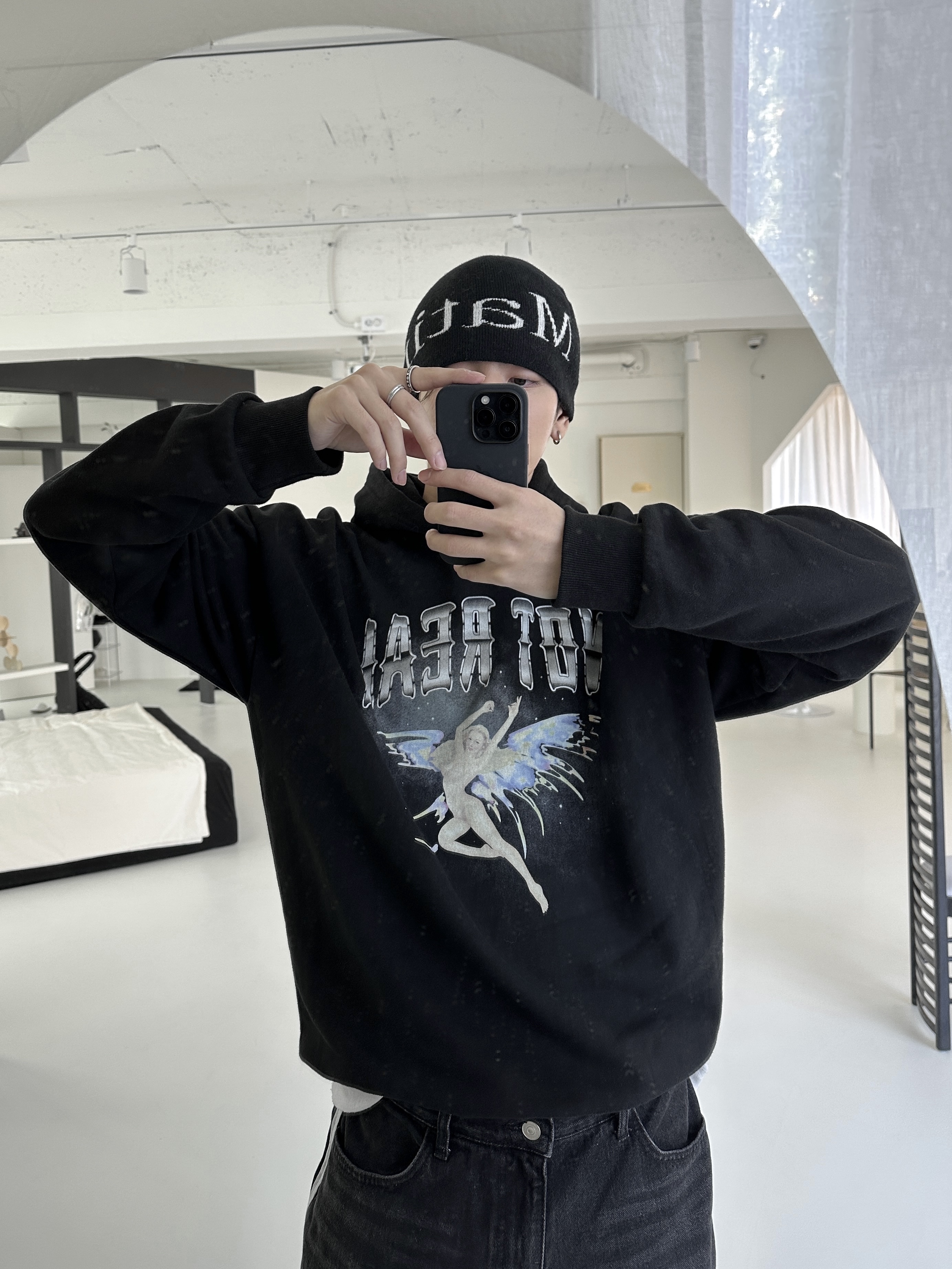 Balenciaga Defender Sneakers Beige, Matin Kim Logo Jacquard Short Beanie Black 착용 스타일 - 2