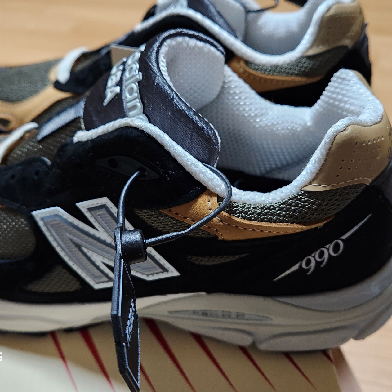 New Balance 990v3 Made in USA Black Tan 착용 스타일 - 1