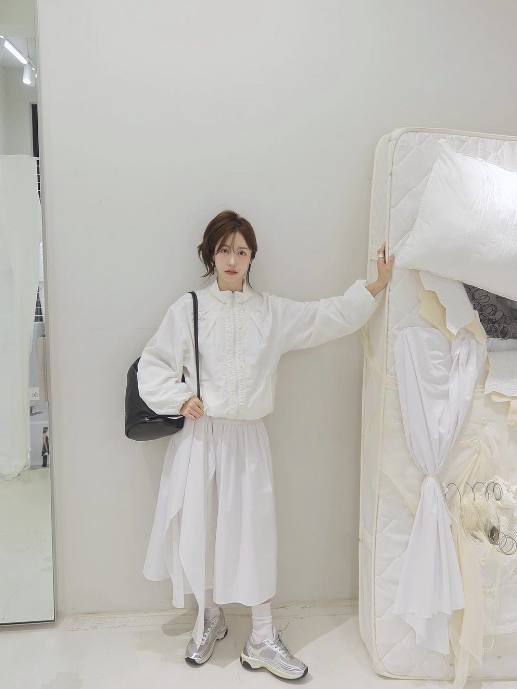(W) Chanel Sneakers Fabric Laminated & White Silver 착용 스타일