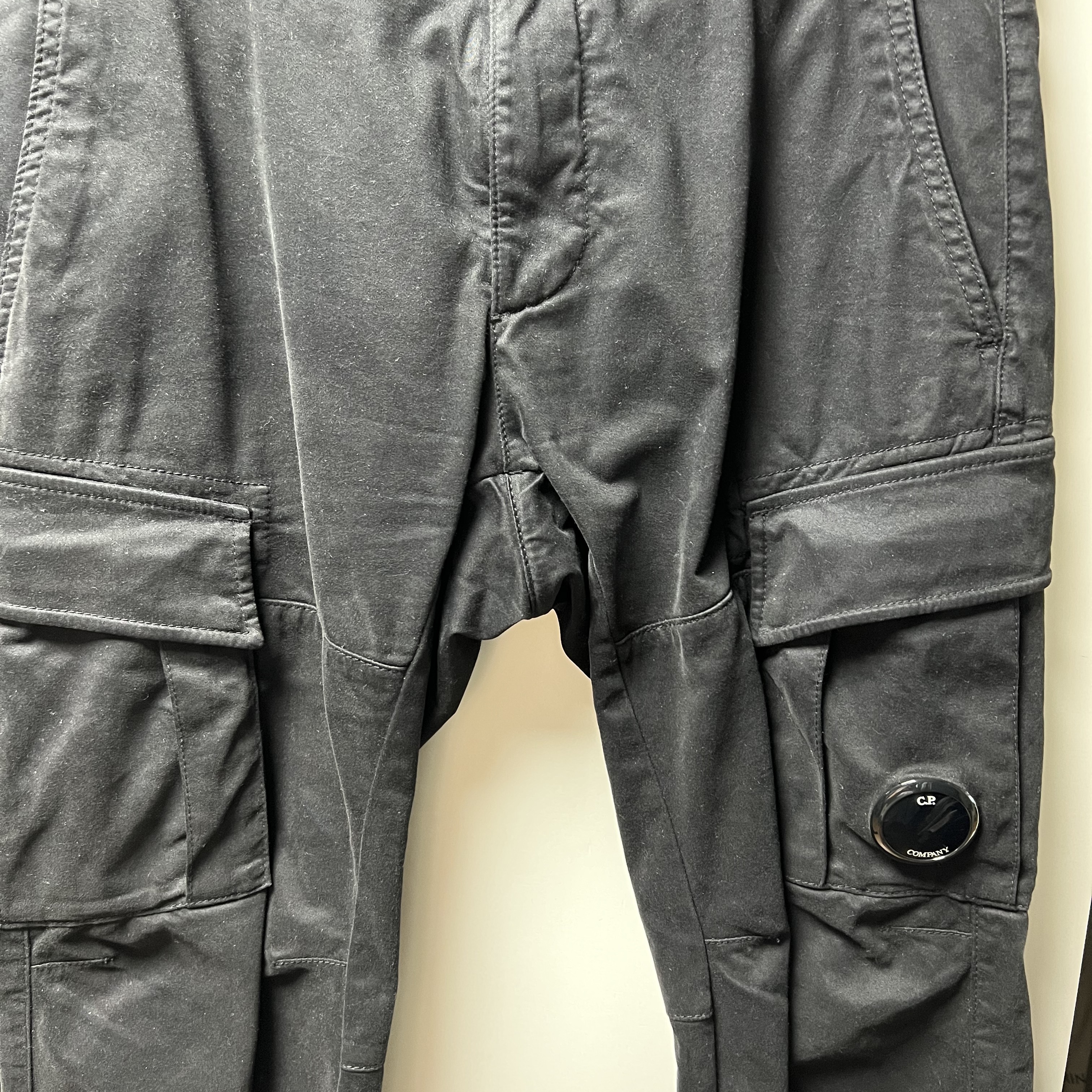 C.P. Company Stretch Sateen Cargo Pants Ergonomic Fit Black - 22FW 착용 스타일