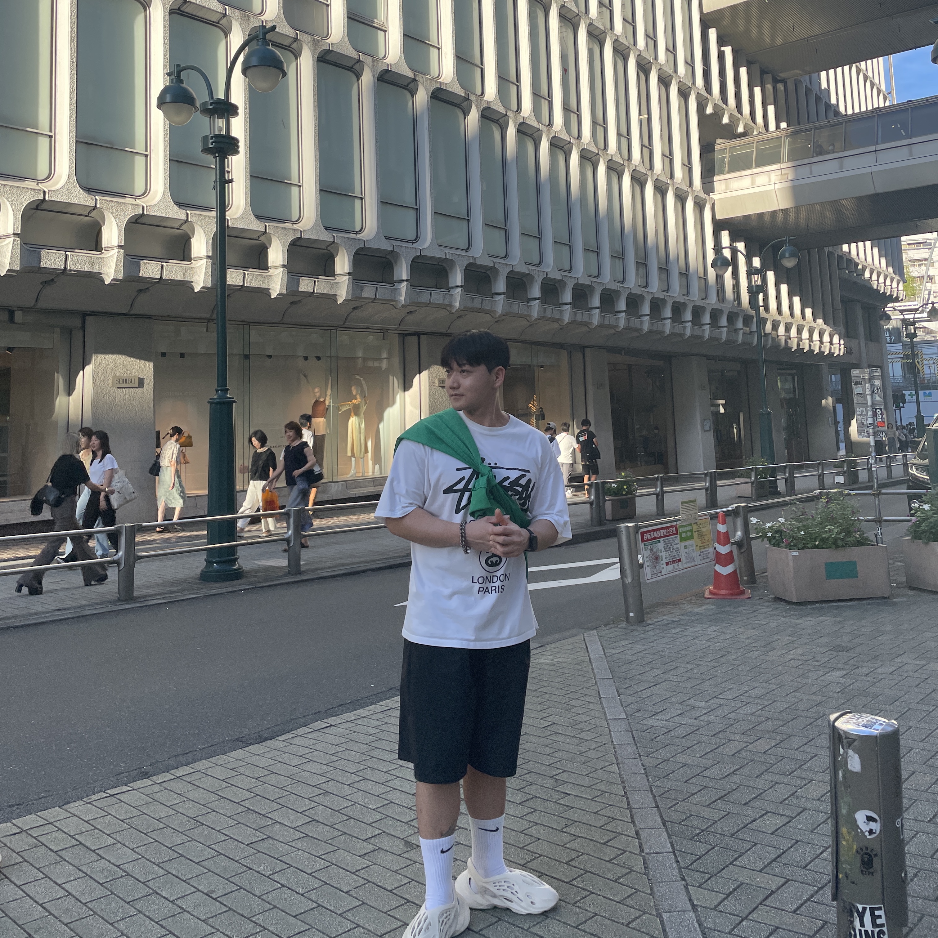 Adidas Yeezy Foam RNNR Ararat, Stussy World Tour T-Shirt White 2023 착용 스타일