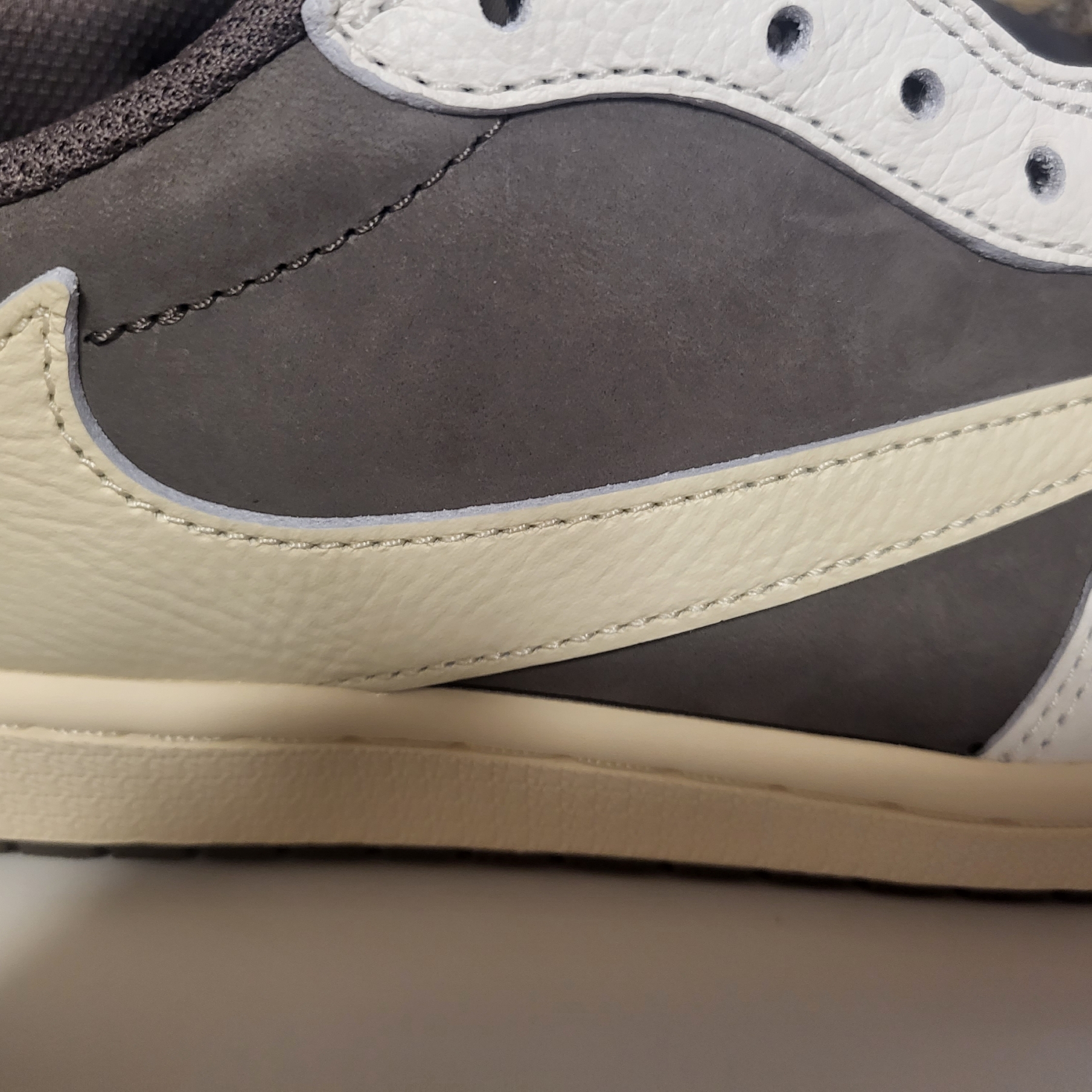 Jordan 1 x Travis Scott Retro Low OG SP Sail and Ridgerock 착용 스타일