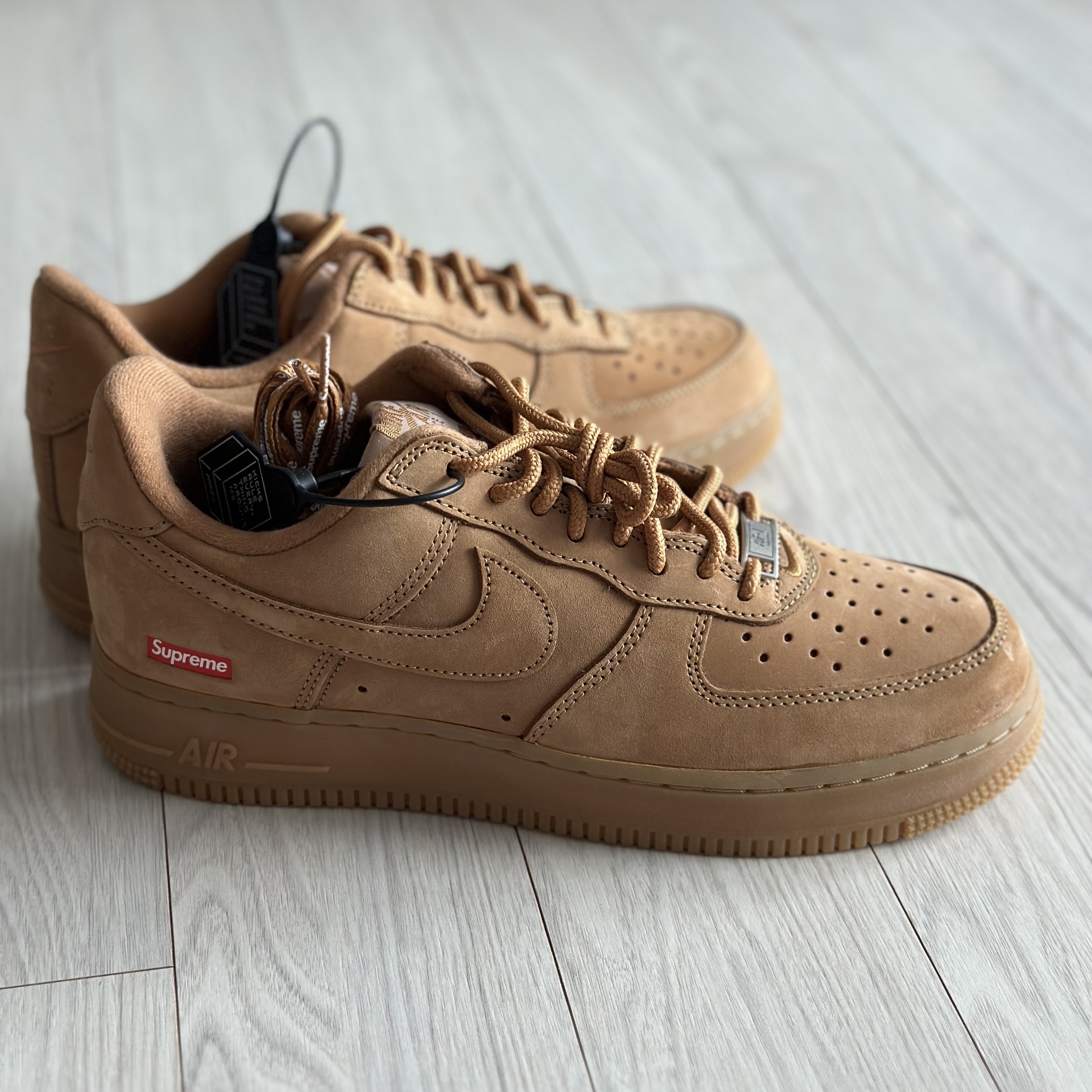 Nike x Supreme Air Force 1 Low Flax 착용 스타일 - 3