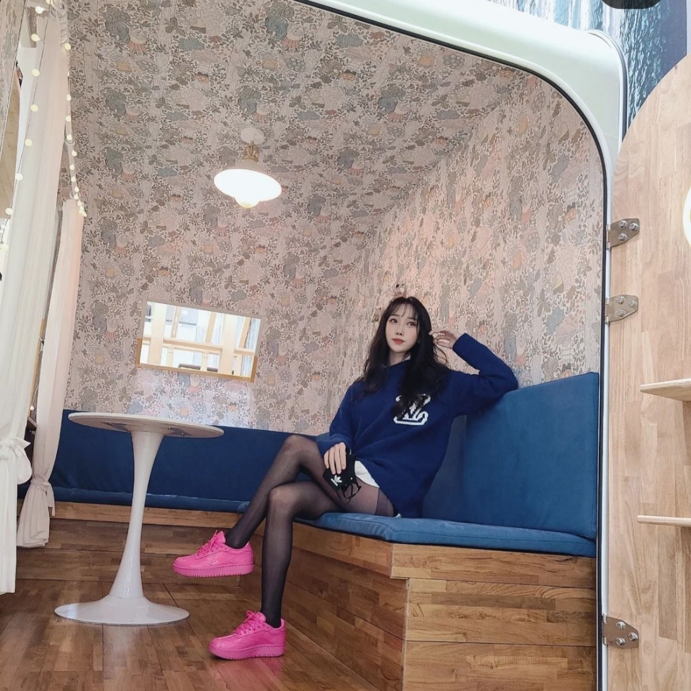 (W) Reebok x Cardi B Club C Double Dynamic Pink, Louis Vuitton LV Intarsia Crewneck Knit Blue 착용 스타일