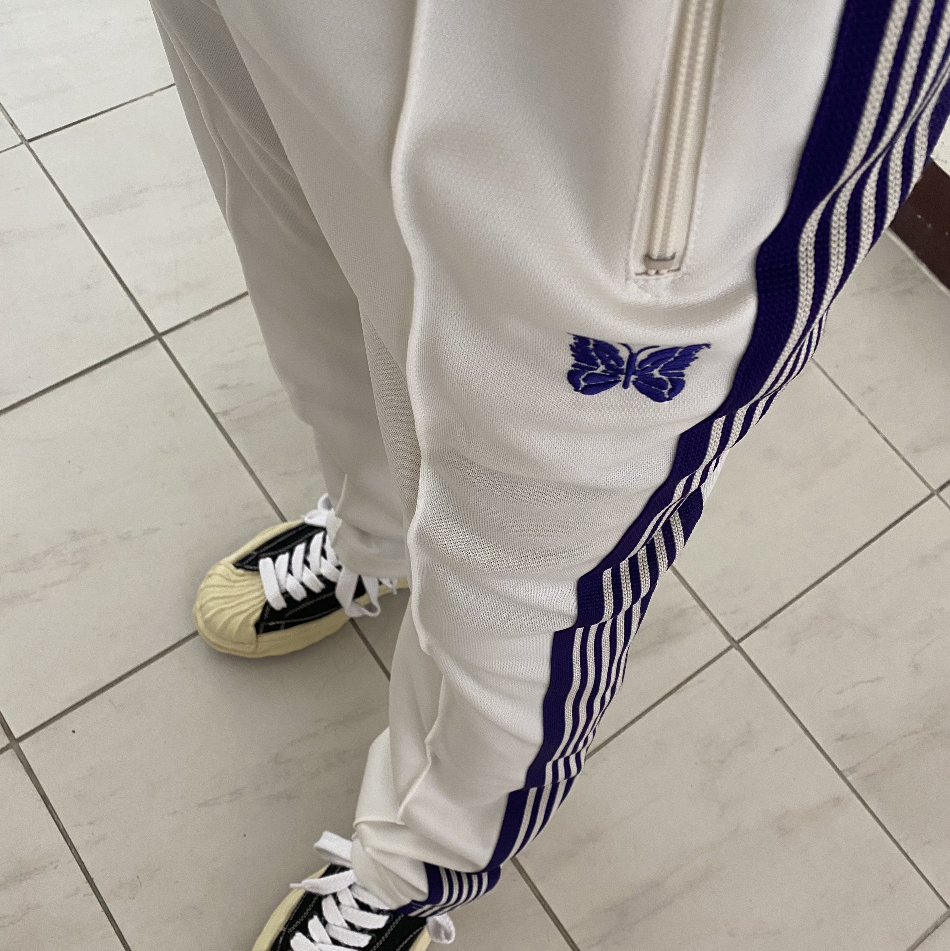 Needles Narrow Track Pants Poly Smooth Ice White, Maison Mihara Yasuhiro Blakey VL OG Sole Canvas Low-top Sneakers Black 착용 스타일