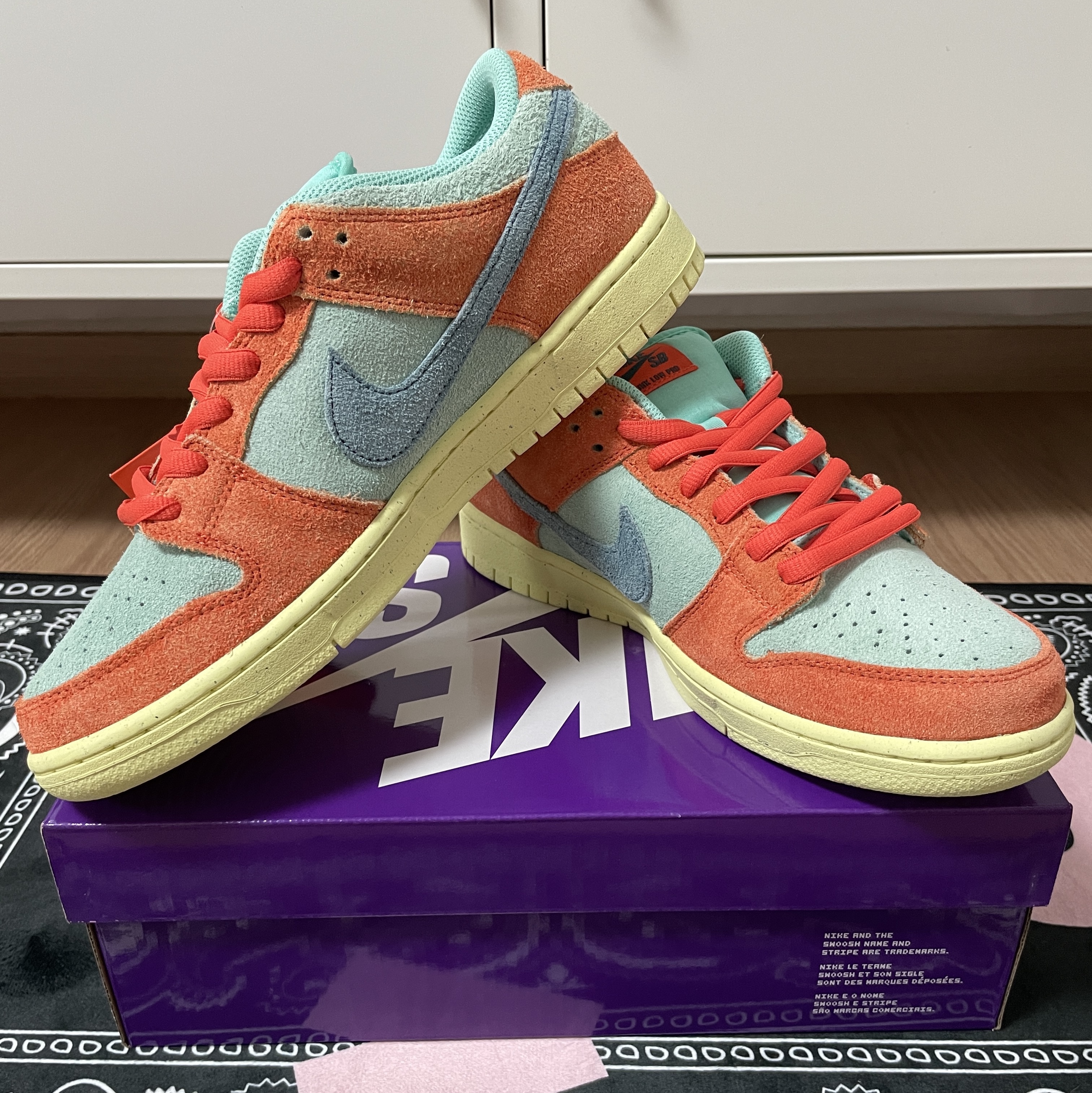 Nike SB Dunk Low Pro Premium Orange and Emerald Rise 착용 스타일
