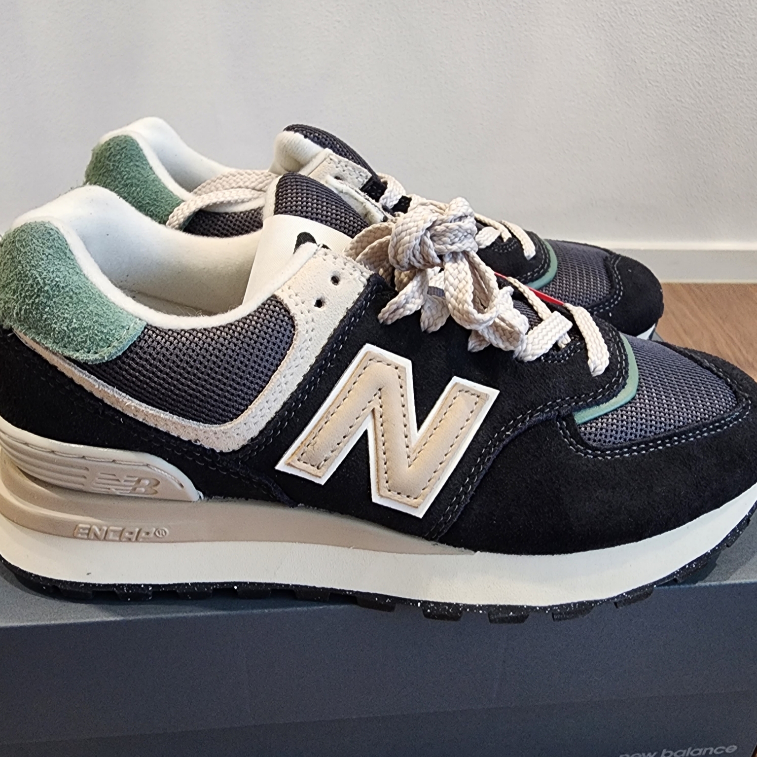 New Balance 574 Legacy Black Beige 착용 스타일 - 2