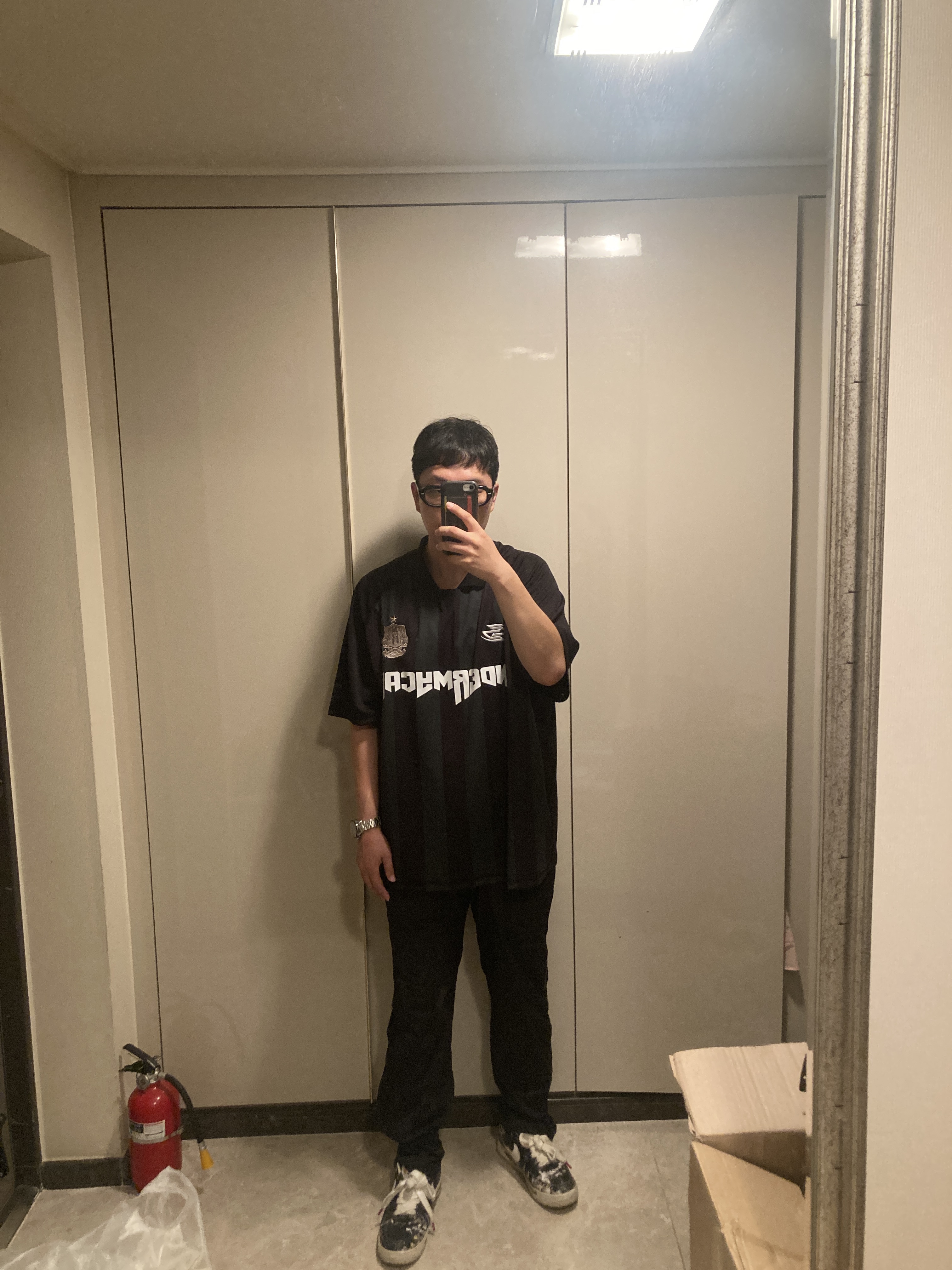 Undermycar Wolfen Bold Stripe Football Jersey Sycamore - 23FW (The Hyundai Seoul Exclusive), Nike x Peaceminusone Air Force 1 Low Para-Noise 착용 스타일